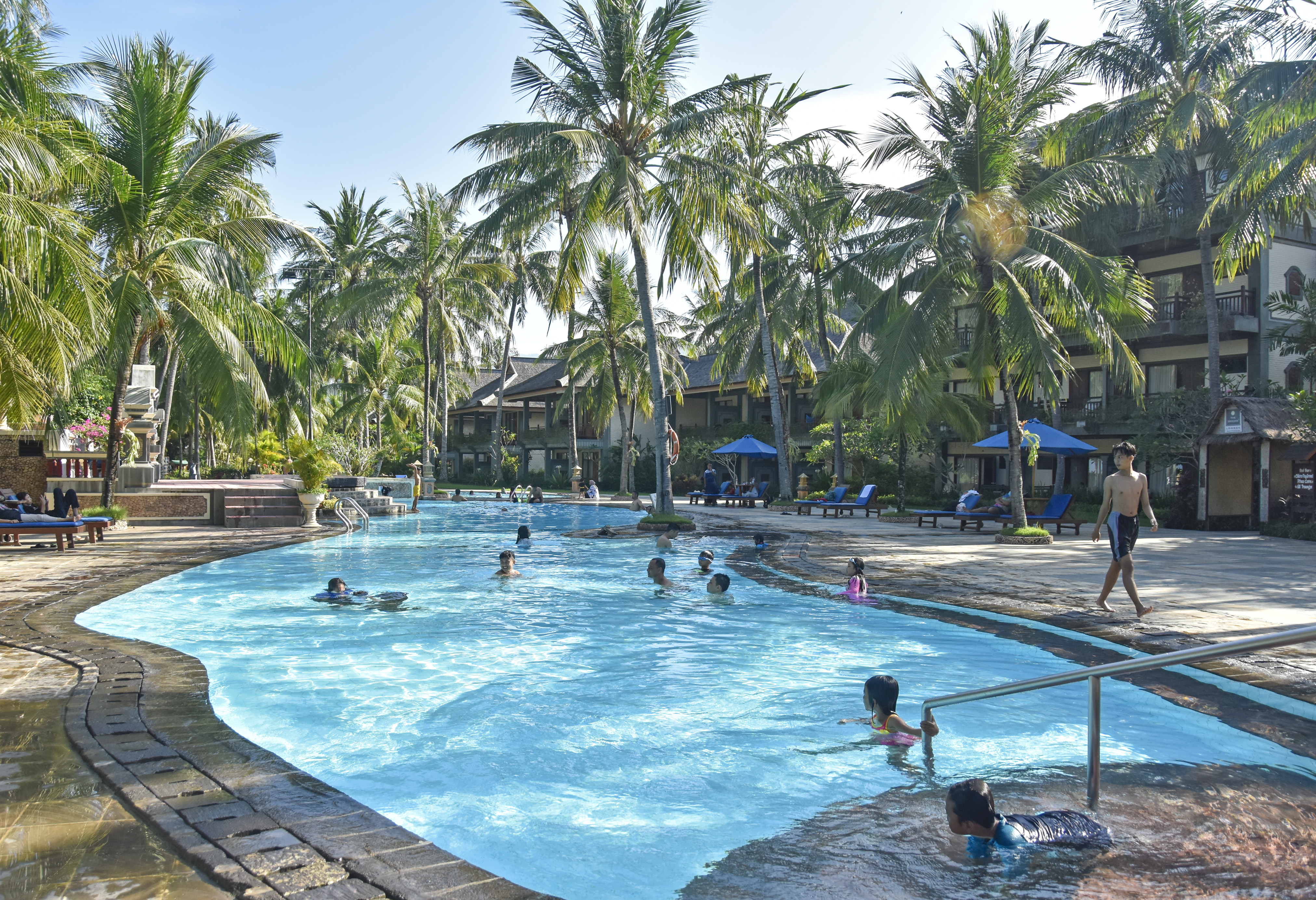 Sejumlah anak melakukan aktivitas berenang