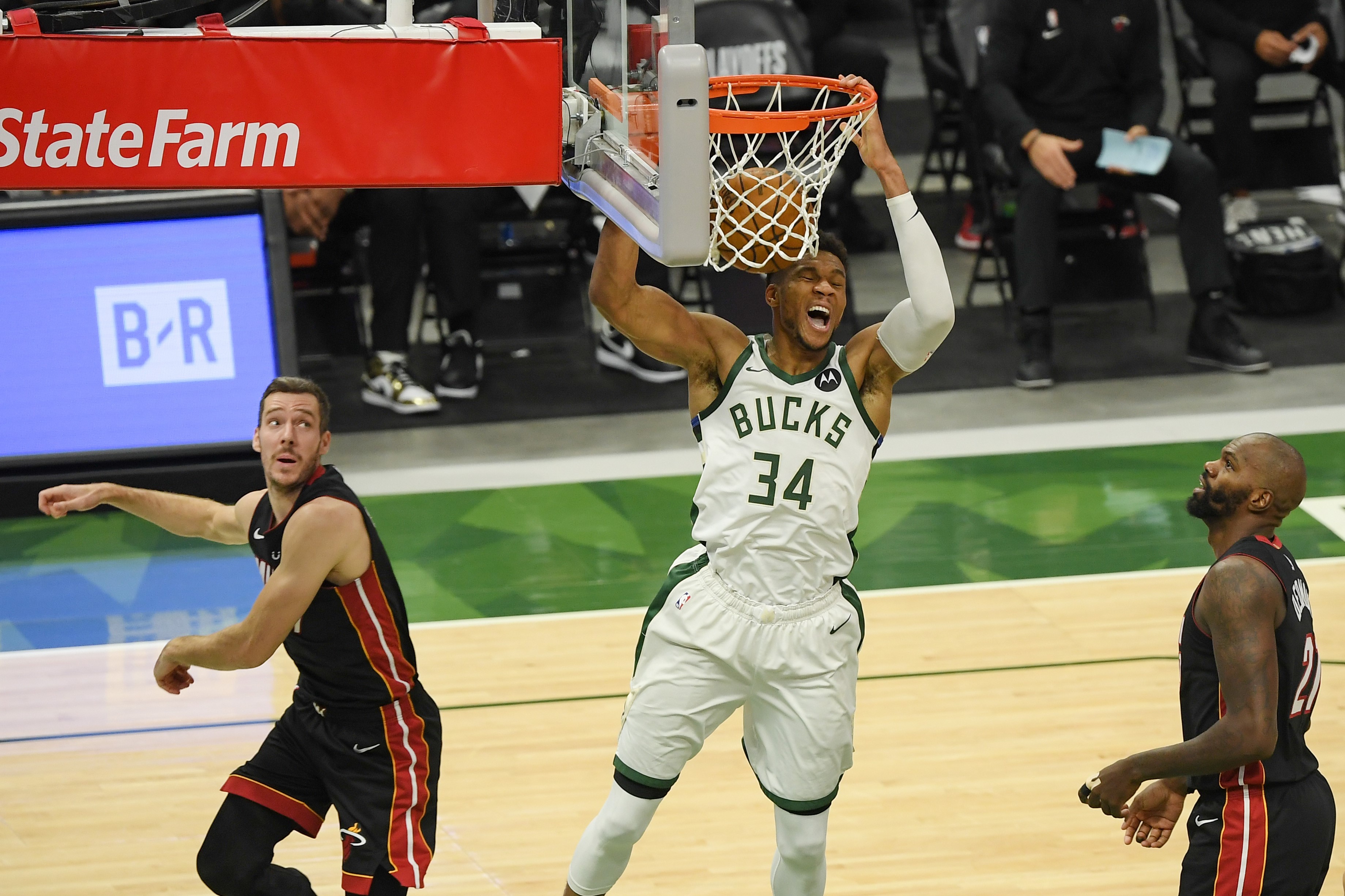 Bintang Milwaukee Bucks Giannis Antetokounmpo melakukan slam dunk dalam laga playoff NBA melawan Miami Heat.