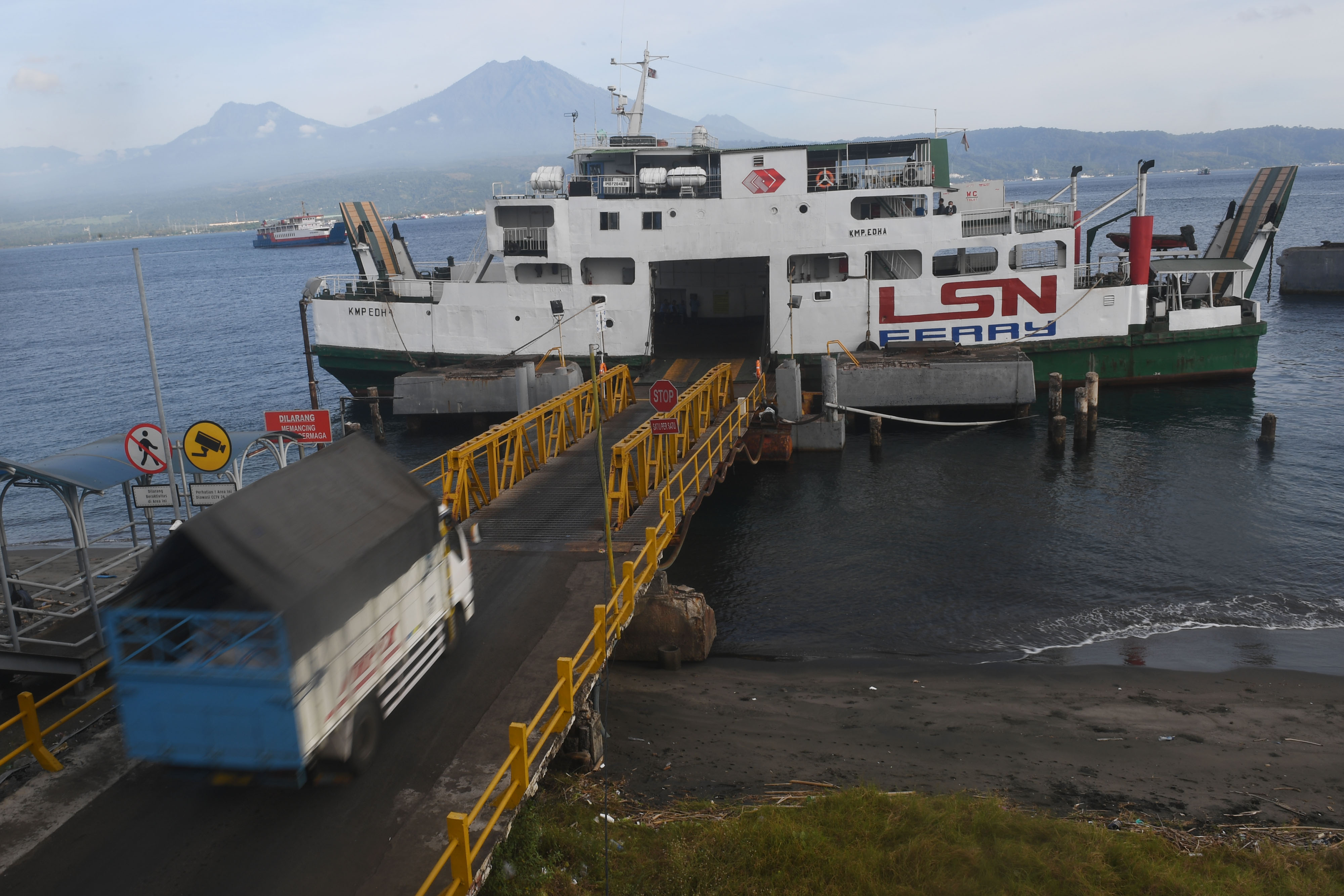 Truk memasuki kapal fery untuk menyeberang ke Jawa di Pelabuhan Gilimanuk, Bali.