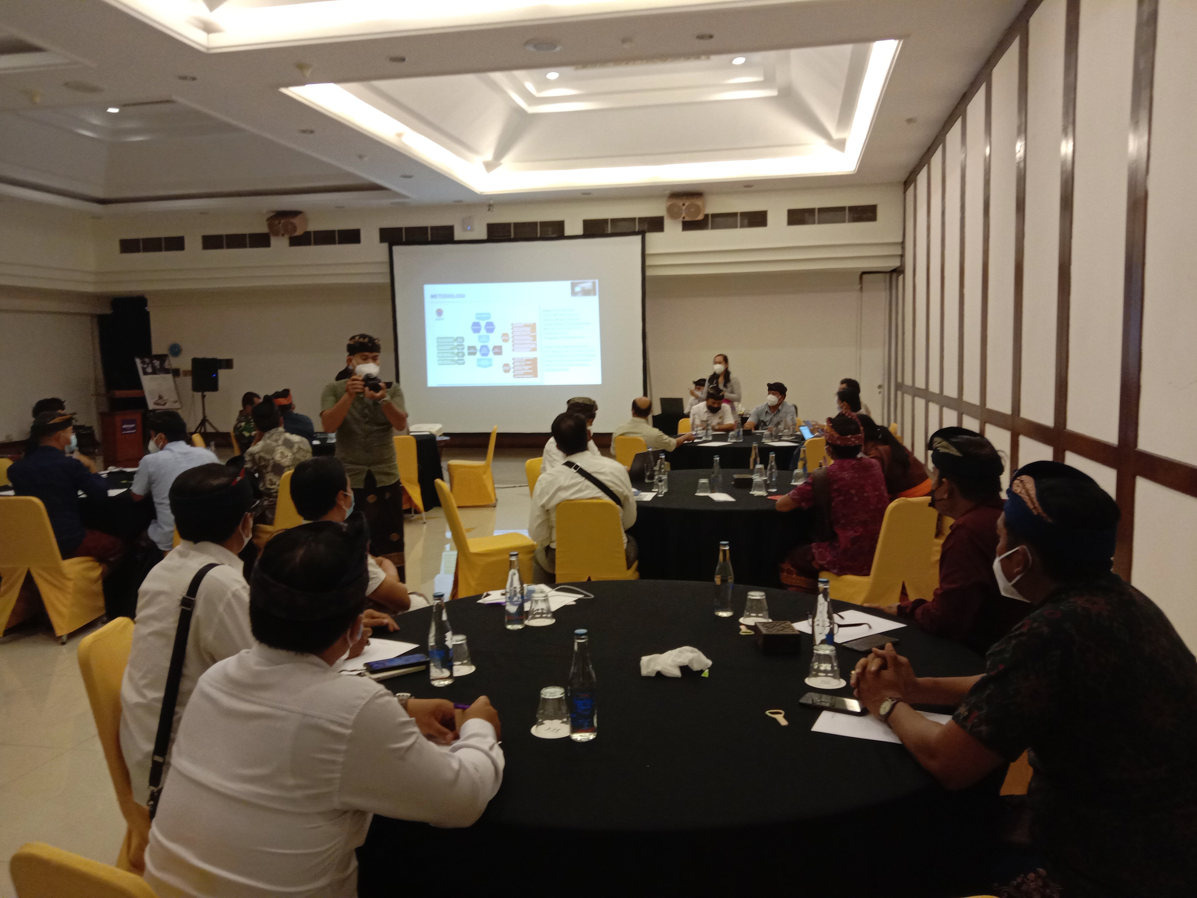 Peserta sedang membahas dokumen Risiko Bencana (KRB) Bali, Kamis (20/5)