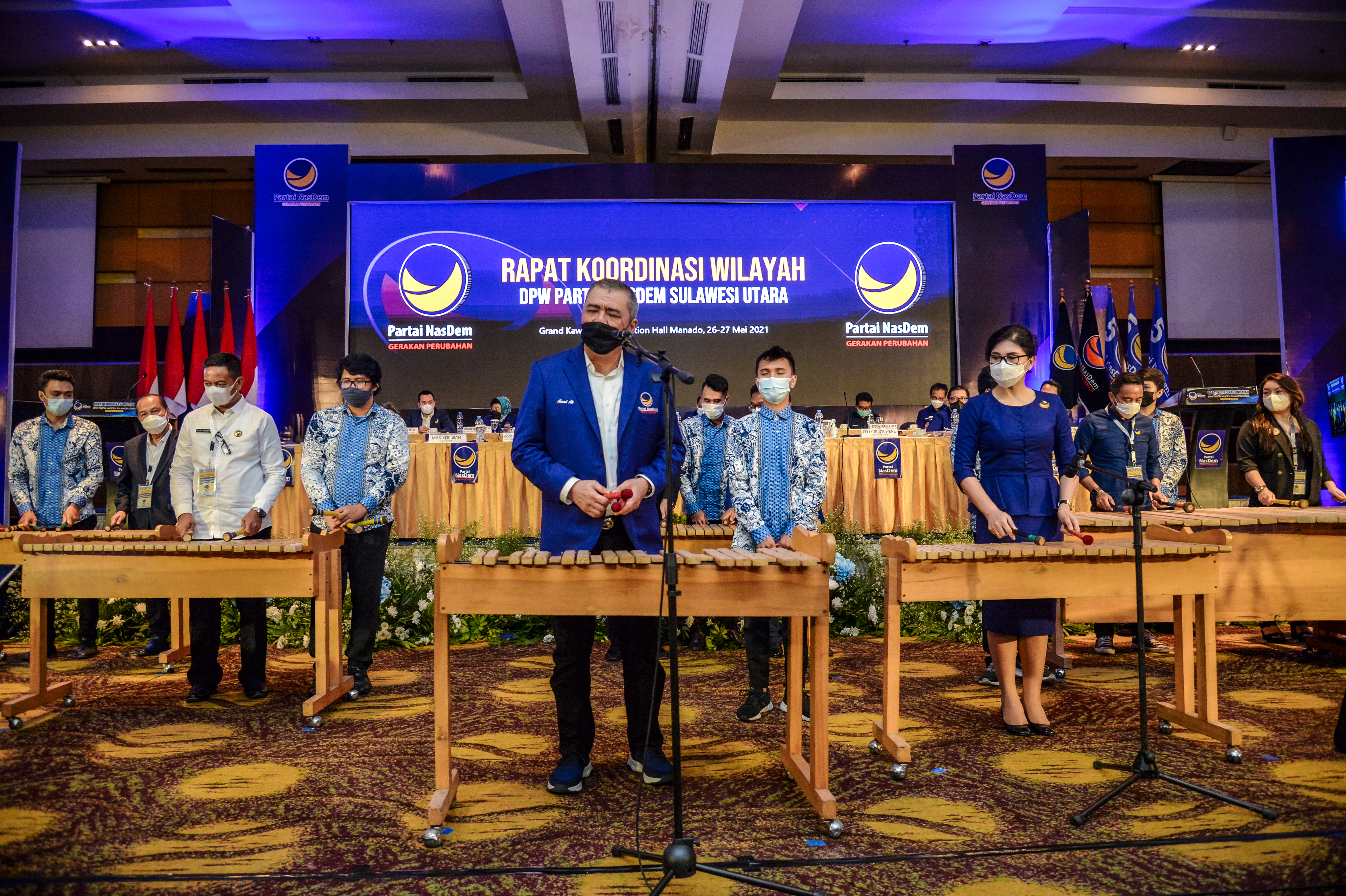 Wakil Ketua Umum Partai NasDem Ahmad Ali (paling depan) saat membuka rakorwil di Kota Manado, Sulawesi Utara, Kamis (27/5).