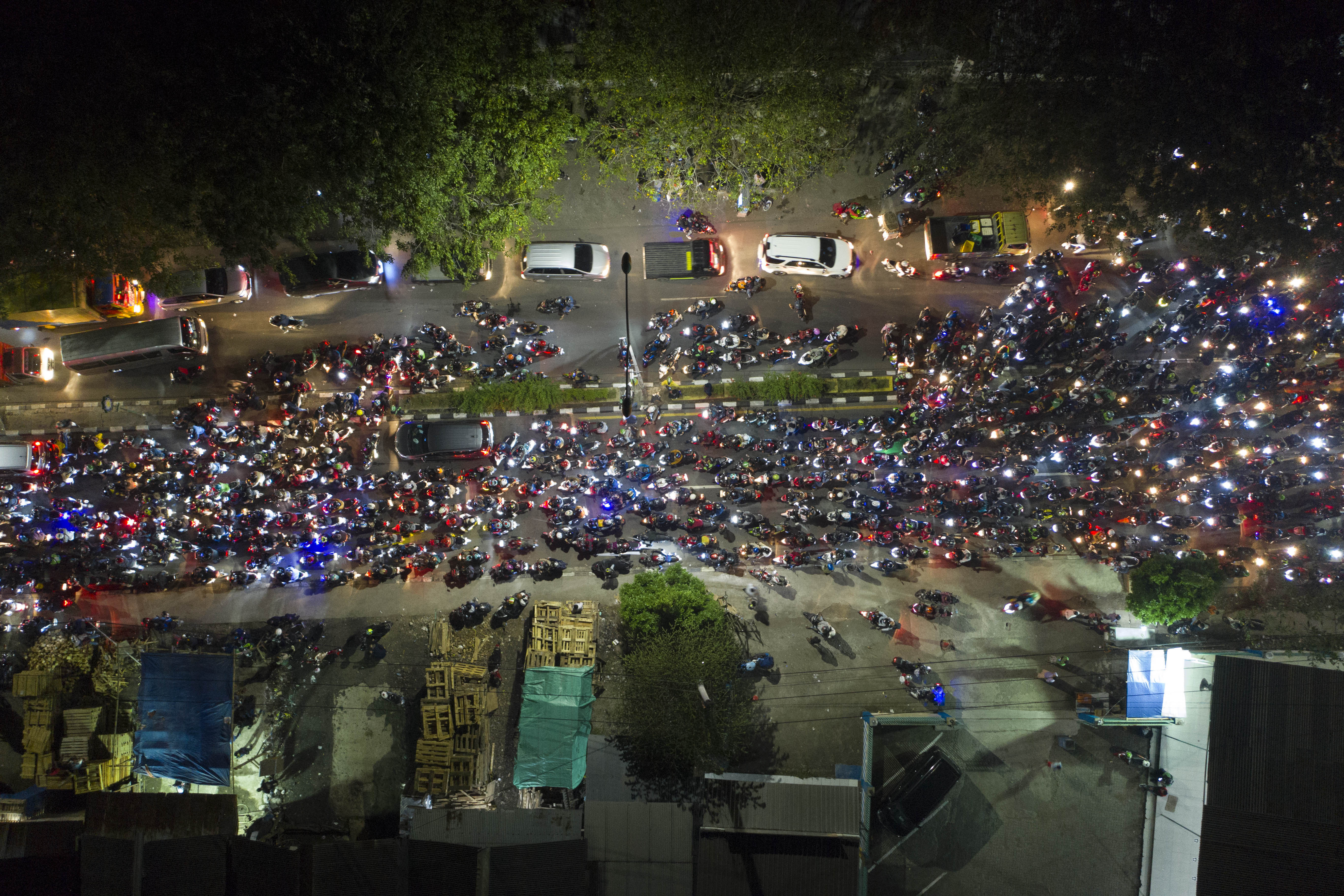 Pemudik sepeda motor terjebak kemacetan saat melintasi posko penyekatan mudik di Kedungwaringin, Kabupaten Bekasi, Jawa Barat, Selasa (11/5/