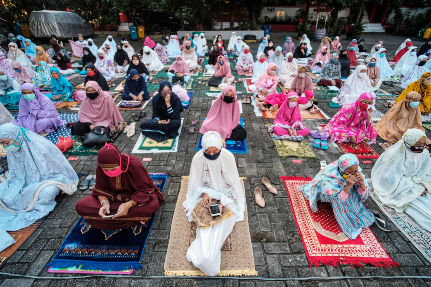 Umat Muslim menjalankan ibadah salat Ied di Tangerang.