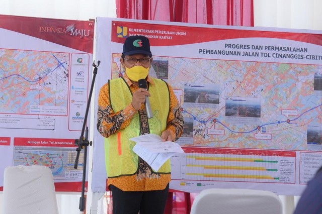 Wakil Ketua Komisi V DPR RI Ridwan Bae saat memimpin Tim Kunjungan Kerja Spesifik Komisi V DPR meninjau pembangunan tol Cimanggis-Cibitung.