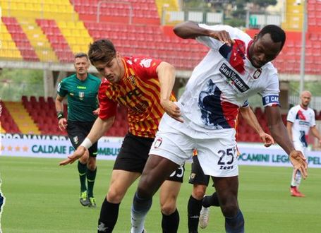 Laga Serie A antara Crotone dan Benevento.