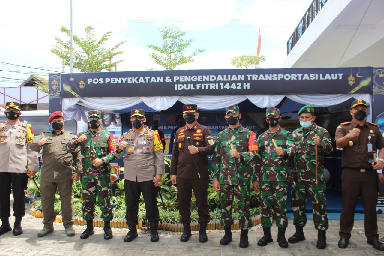 Kapolda Kalimantan Tengah Irjen Dedi Prasetyo berada di salah satu posko penyekatan mudik