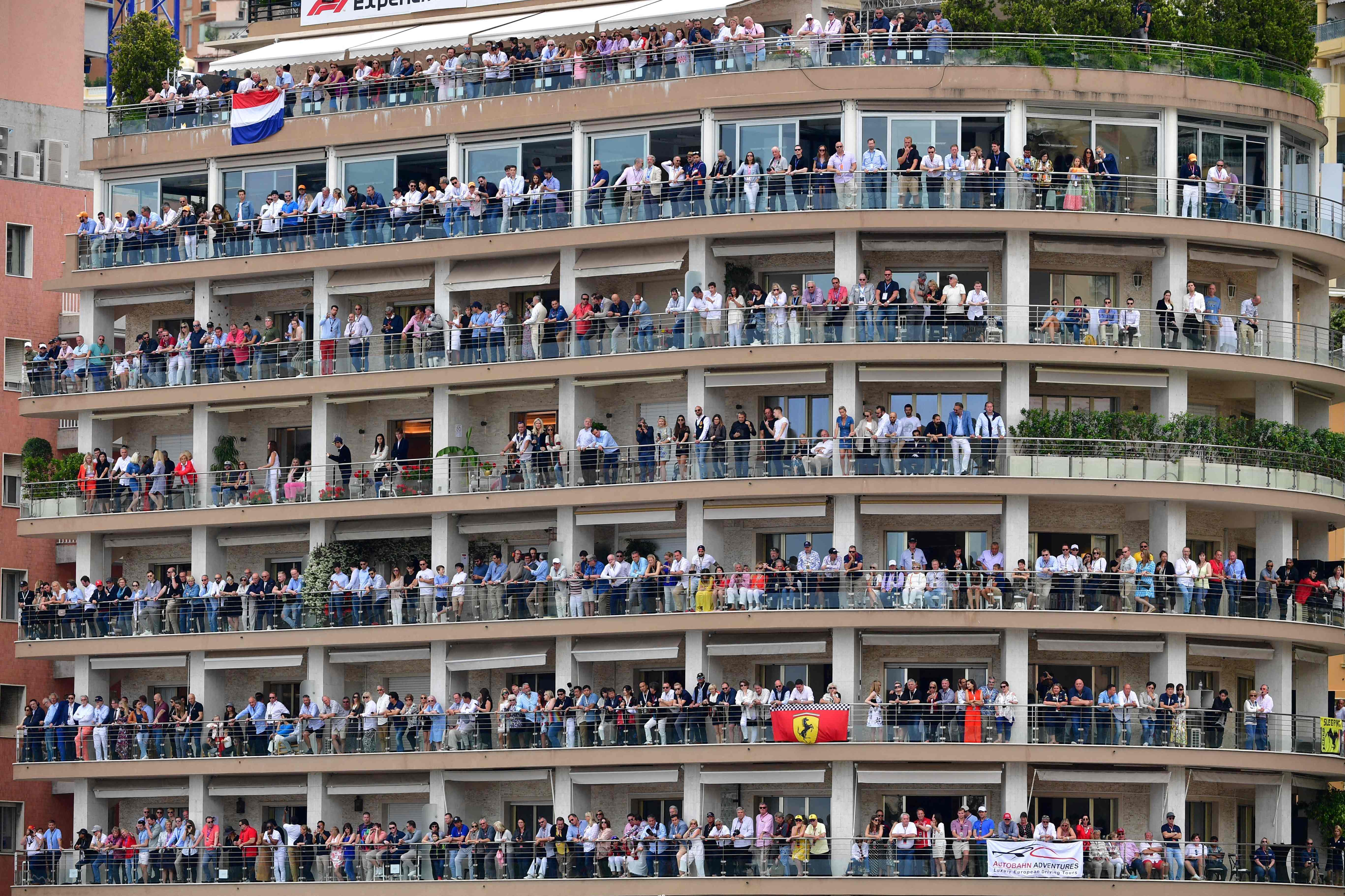 Foto ini diambil pada 26 Mei 2019, penonton menyaksikan dari balkon saat para pembalap berlaga selama Grand Prix Formula 1 Monako.