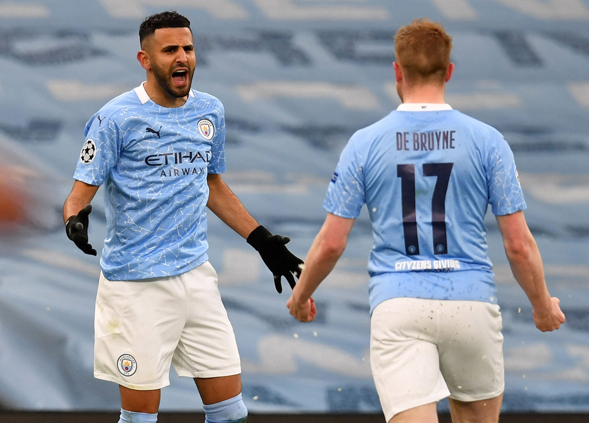Striker Manchester City Riyad Mahrez (kiri) merayakan gol yang dicetak ke gawang PSG di semifinal leg kedua Liga Champions, Rabu (5/5).