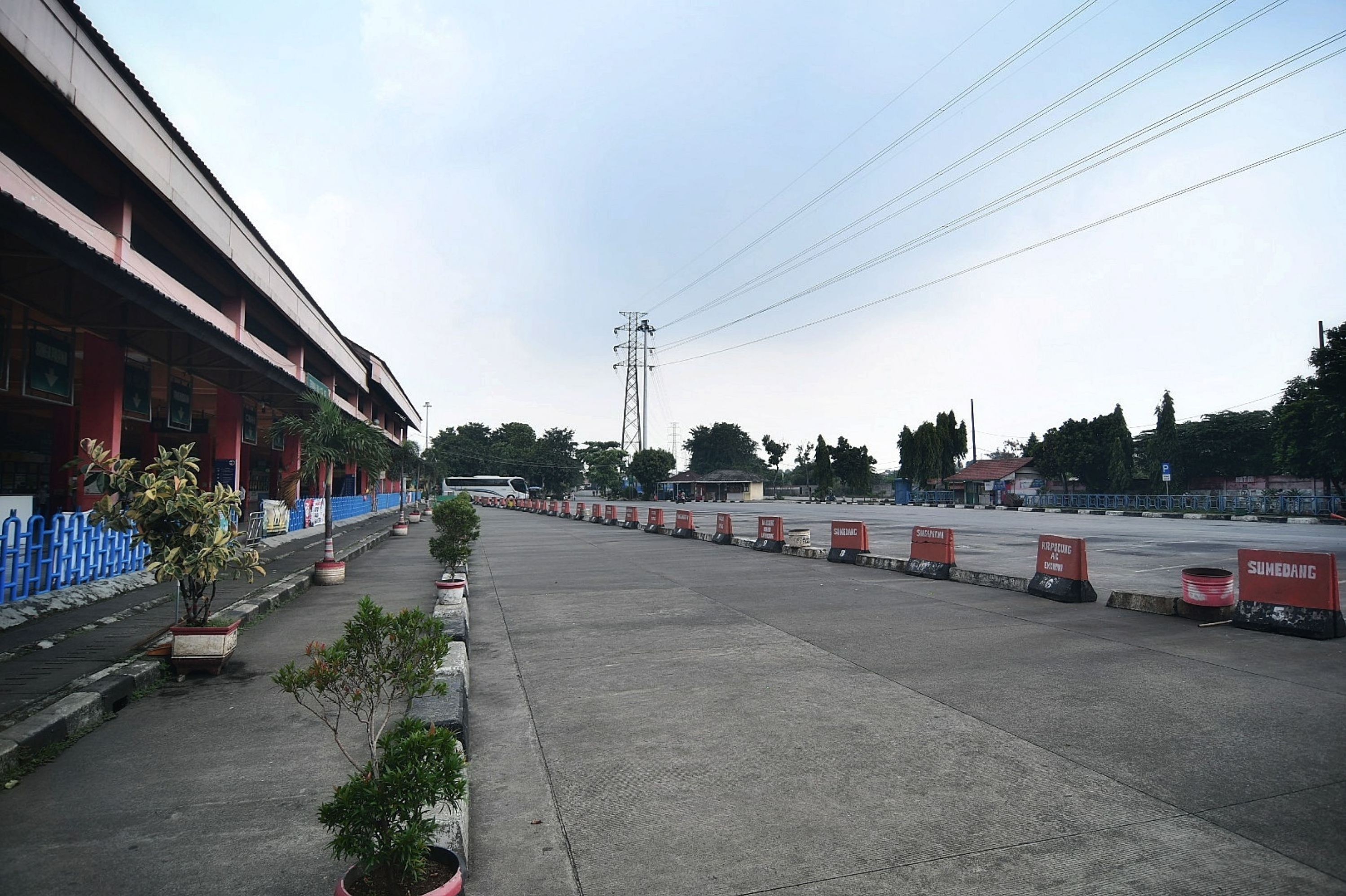 Suasana sepi Terminal Bus Antarkota Antarprovinsi (AKAP) di Kampung Rambutan di Jakarta, Kamis (6/5).