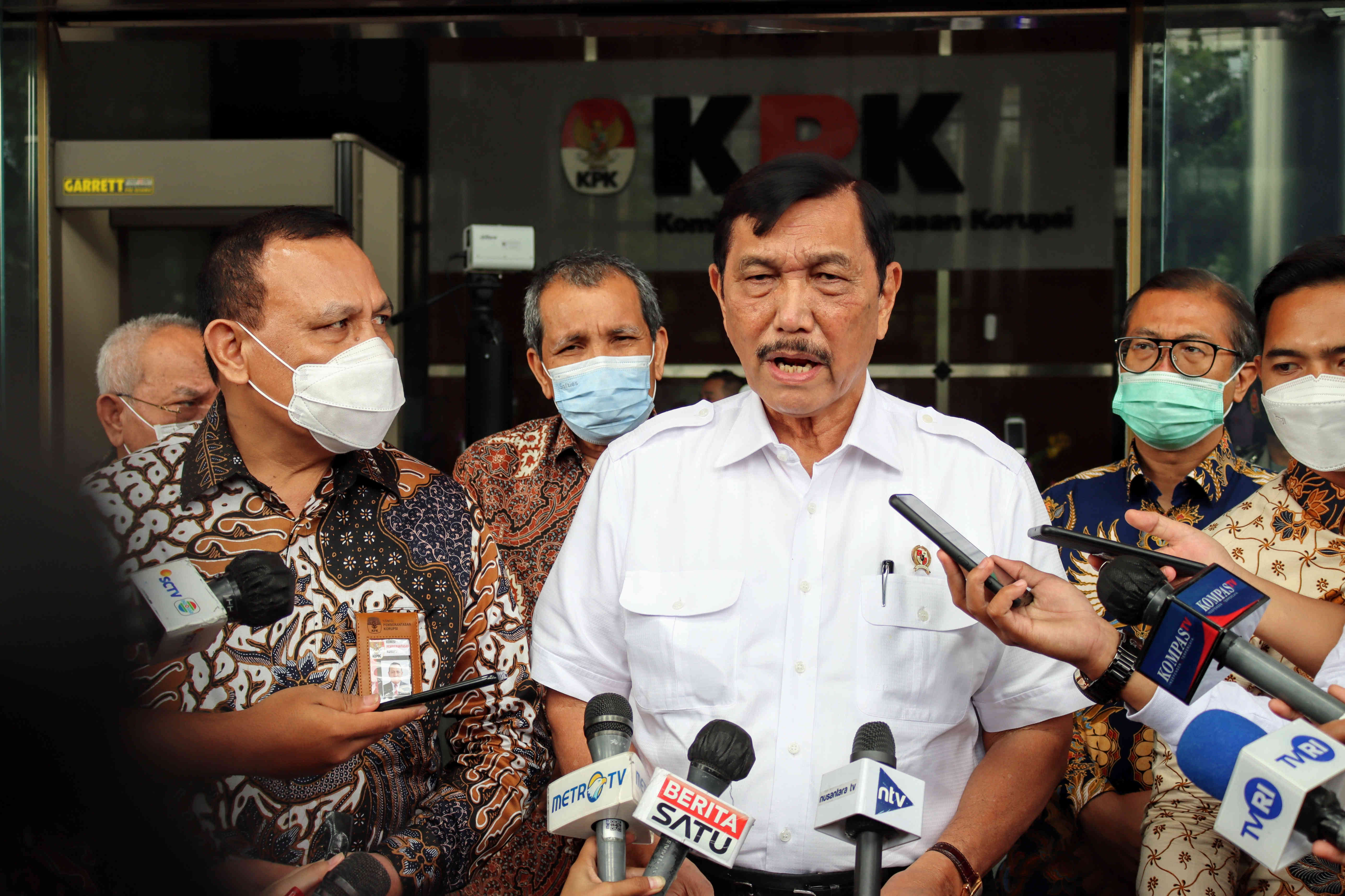 Menteri Koordinator bidang Kemaritiman dan Investasi Luhut Binsar Panjaitan (tengah)