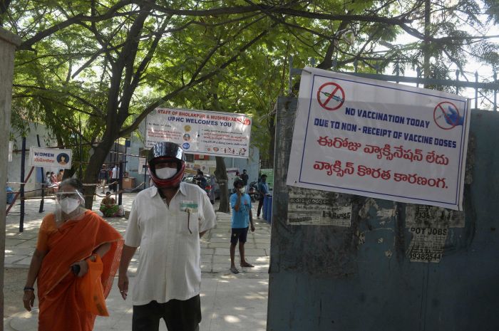 Warga India mendatangi lokasi vaksinasi covid-19 yang kehabisan stok. 