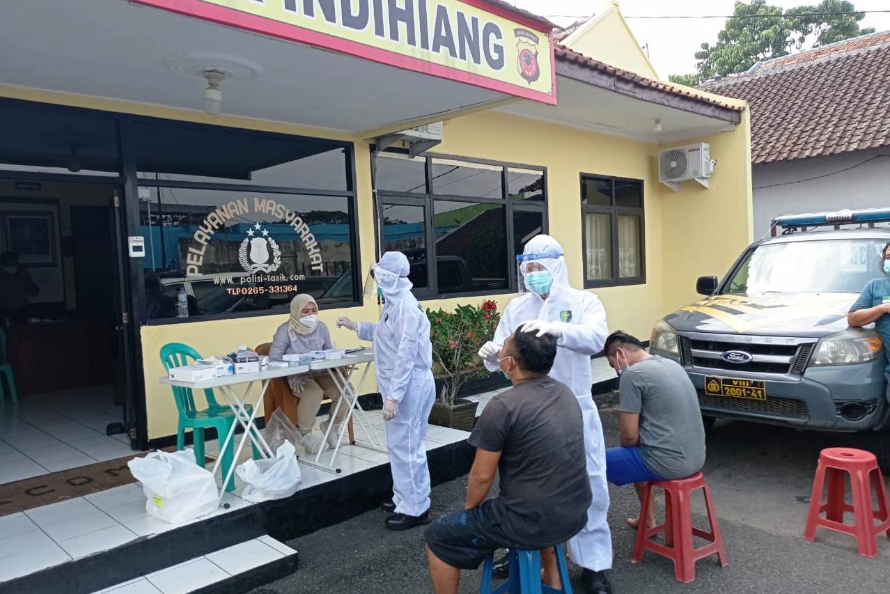 Polisi dan tahanan menjalani swab antigen karena ada tahanan yang meninggal akibat positif covid-19.