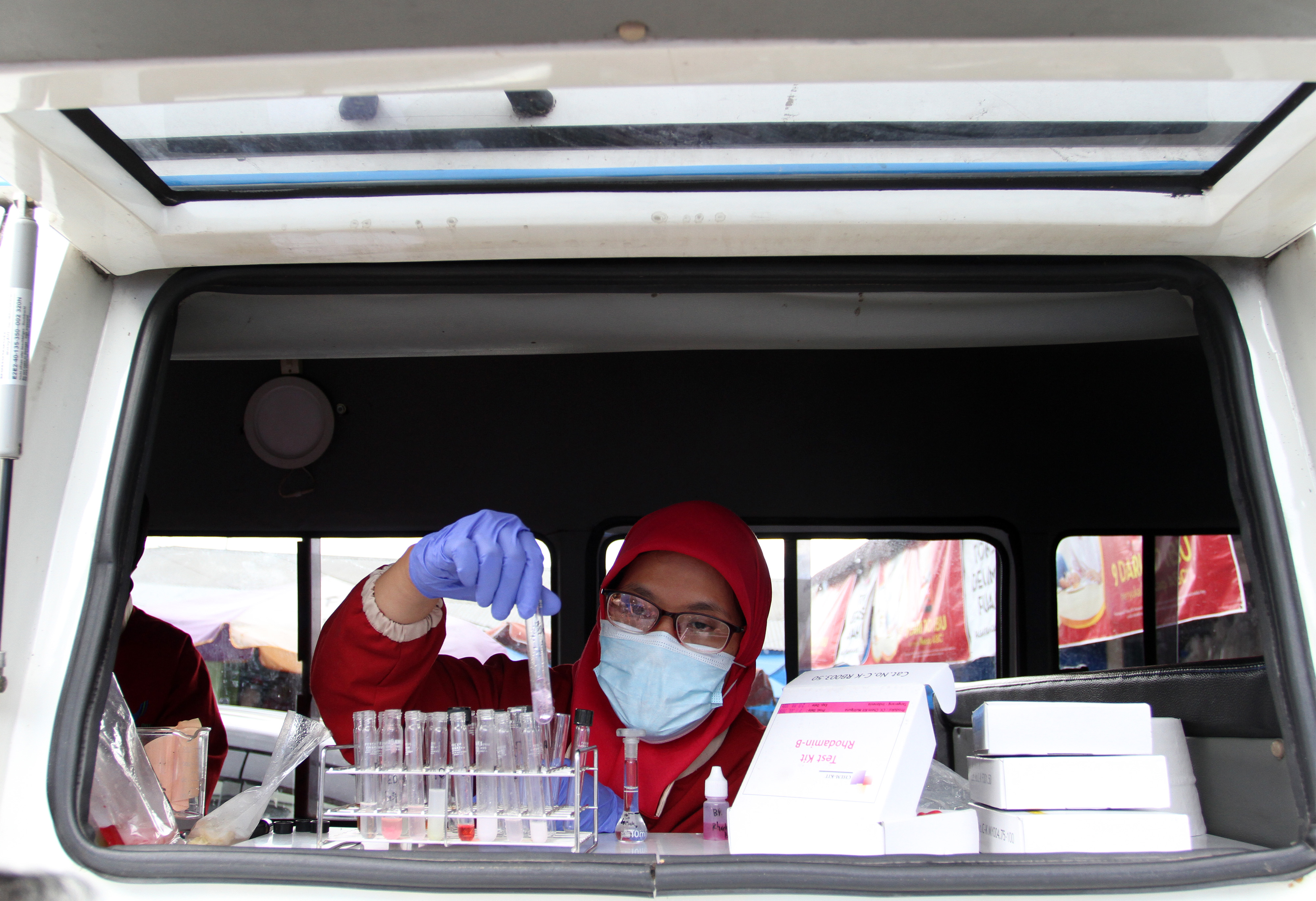  UJI KELAYAKAN MAKANAN: Petugas dari BBPOM Padang menguji lab terhadap sampel makanan dari pedagang takjil di Pasar Pabukoan, Padang 