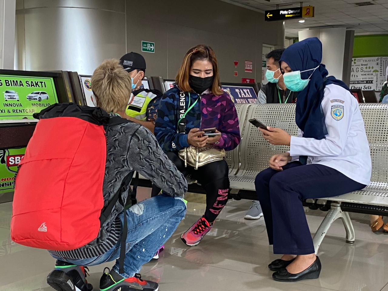Petugas Dishub Jatim saat mendata para pekerja migran yang tiba di Bandara Juanda , Selasa (4/5/2021).