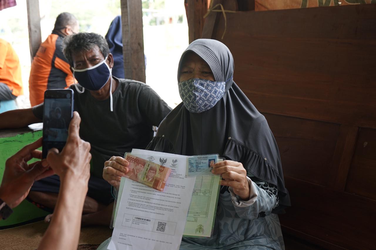 Keluarga Penerima Manfaat (KPM) menerima Bantuan Sosial Tunai (BST) tahap akhir di Kabupaten Bekasi, Jawa Barat. 