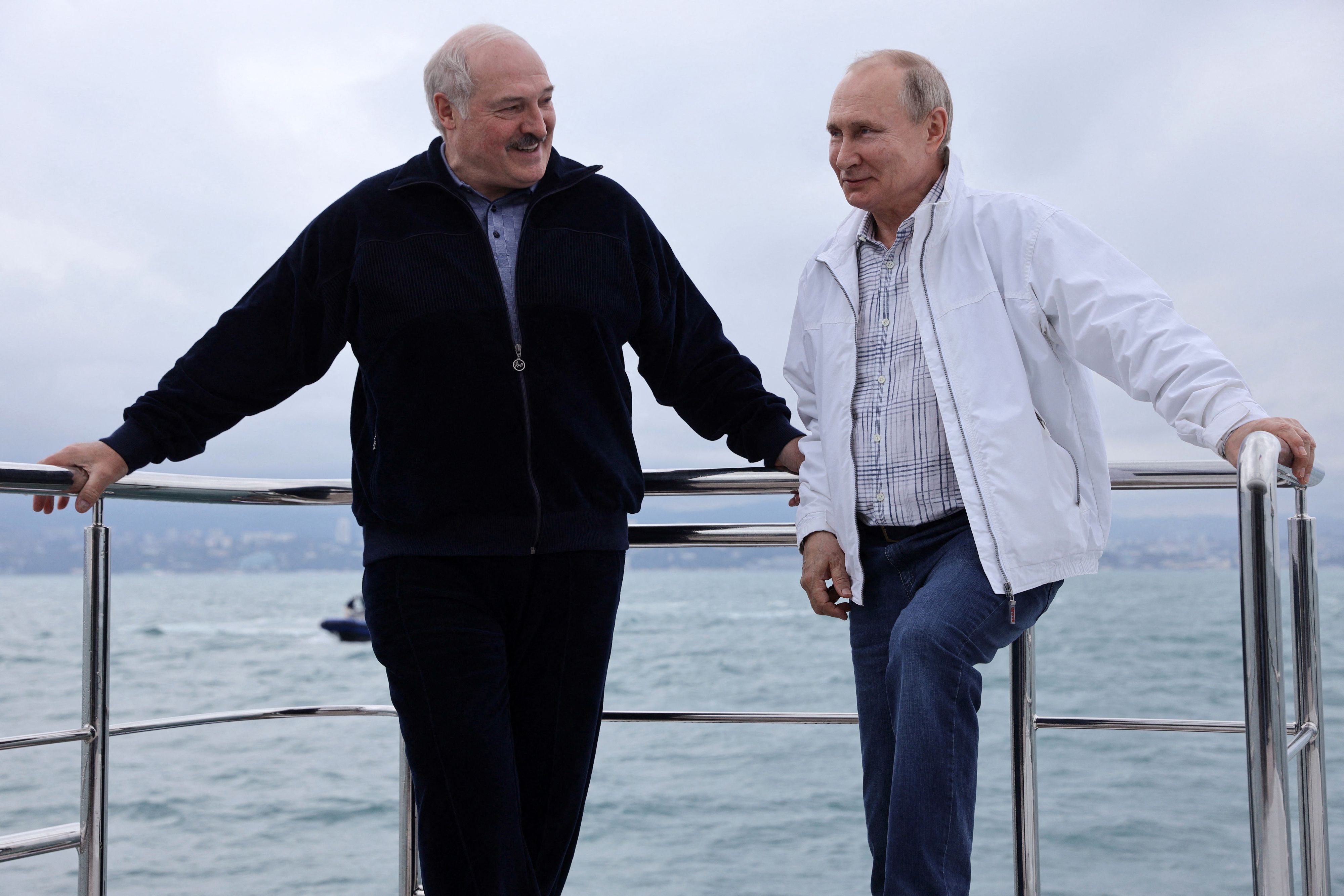 Presiden Belarus Alexander Lukashenko (kiri) dan Presiden Rusia Vladimir Putin berada di atas kapal di Laut Hitam.