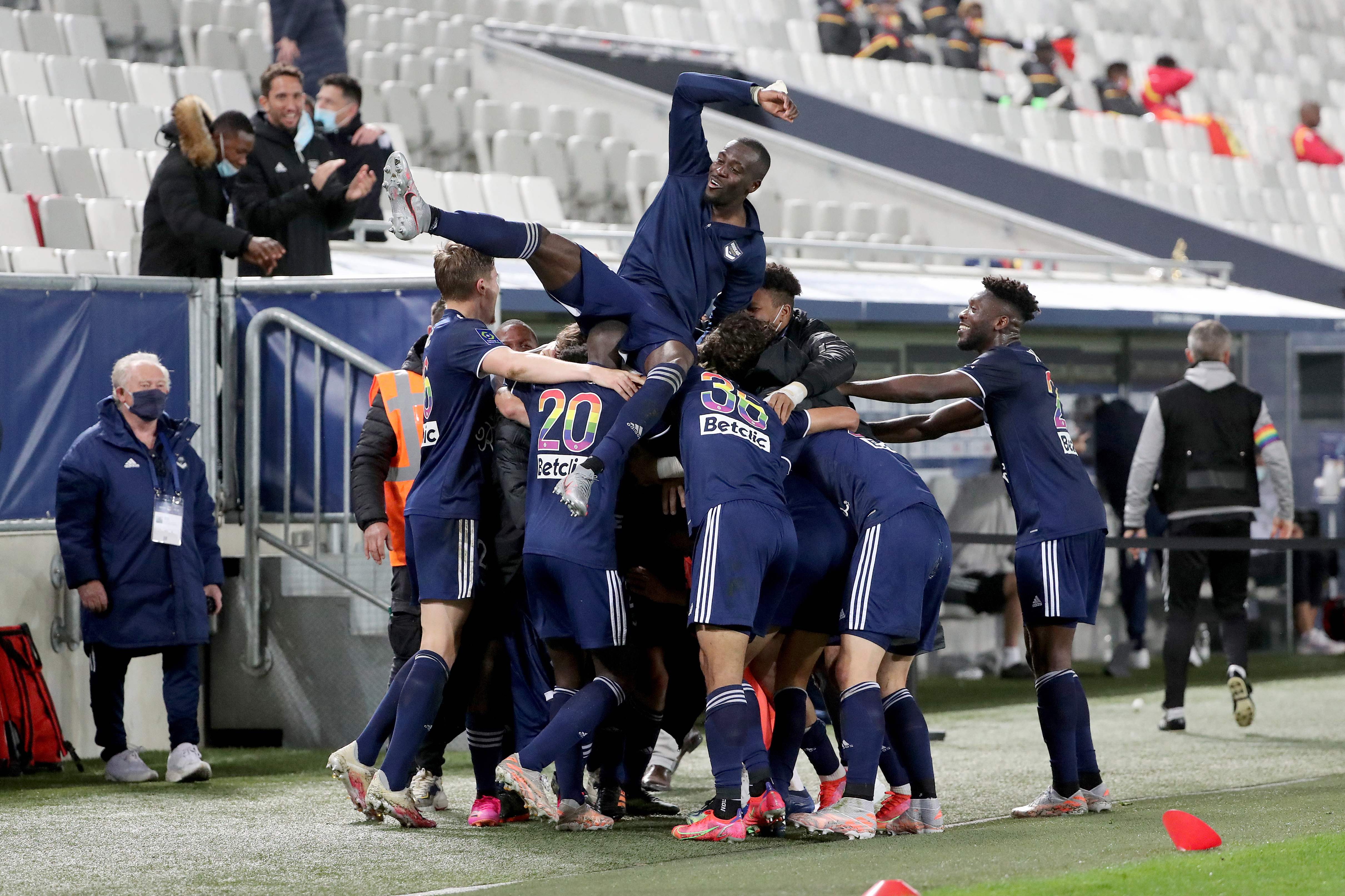 Para pemain Bordeaux melakukan selebrasi usai mencetak gol ke gawang Lens di laga Ligue 1.