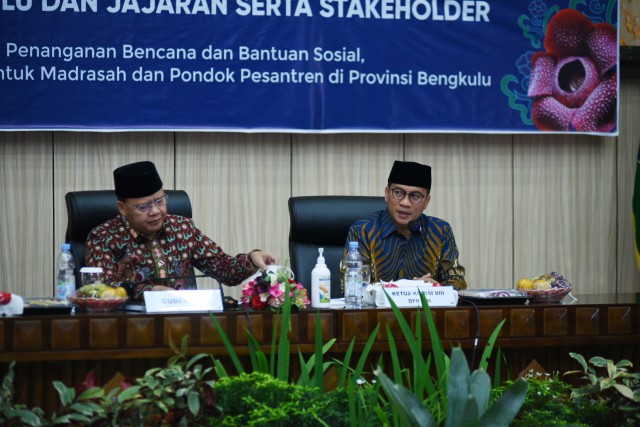 Ketua Komisi VIII DPR RI Yandri Susanto (kanan) dengan Gubernur Bengkulu di Kantor Gubernur Bengkulu. 