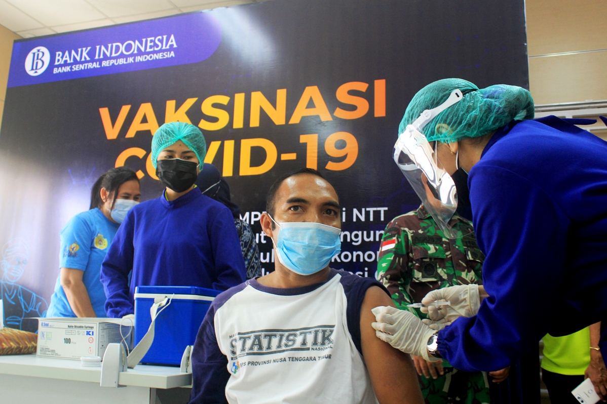 Sebanyak 264 karyawan bank di Kota Kupang, Nusa Tenggara Timur (NTT), menjalani vaksinasi massal covid-19 beberapa waktu lalu.