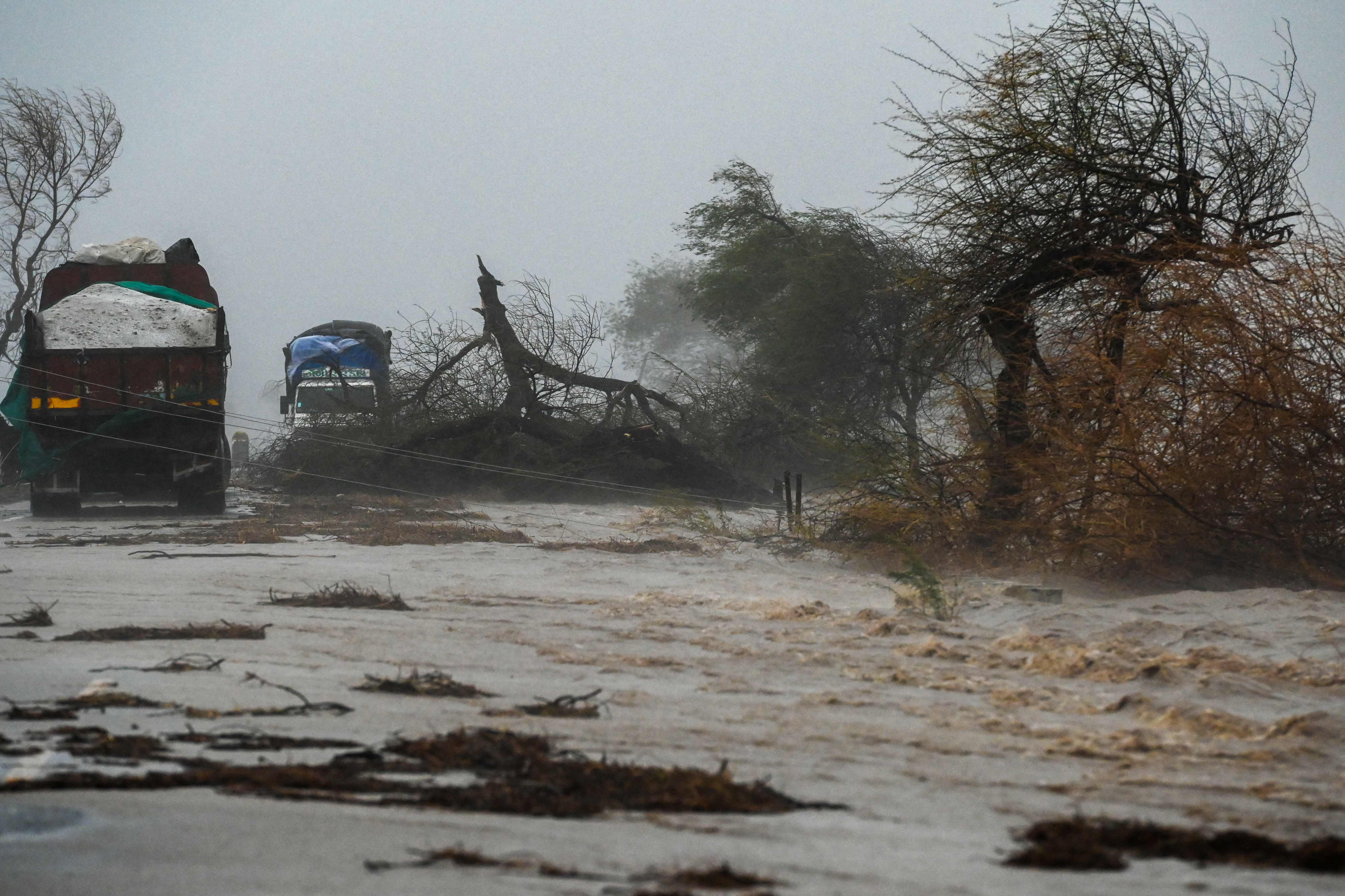 Topan Tauktae yang melanda wilayah barat India telah memicu banjir dan sejumlah rumah rusak. Jalan tol di pinggiran Kota Diu tergenang.  