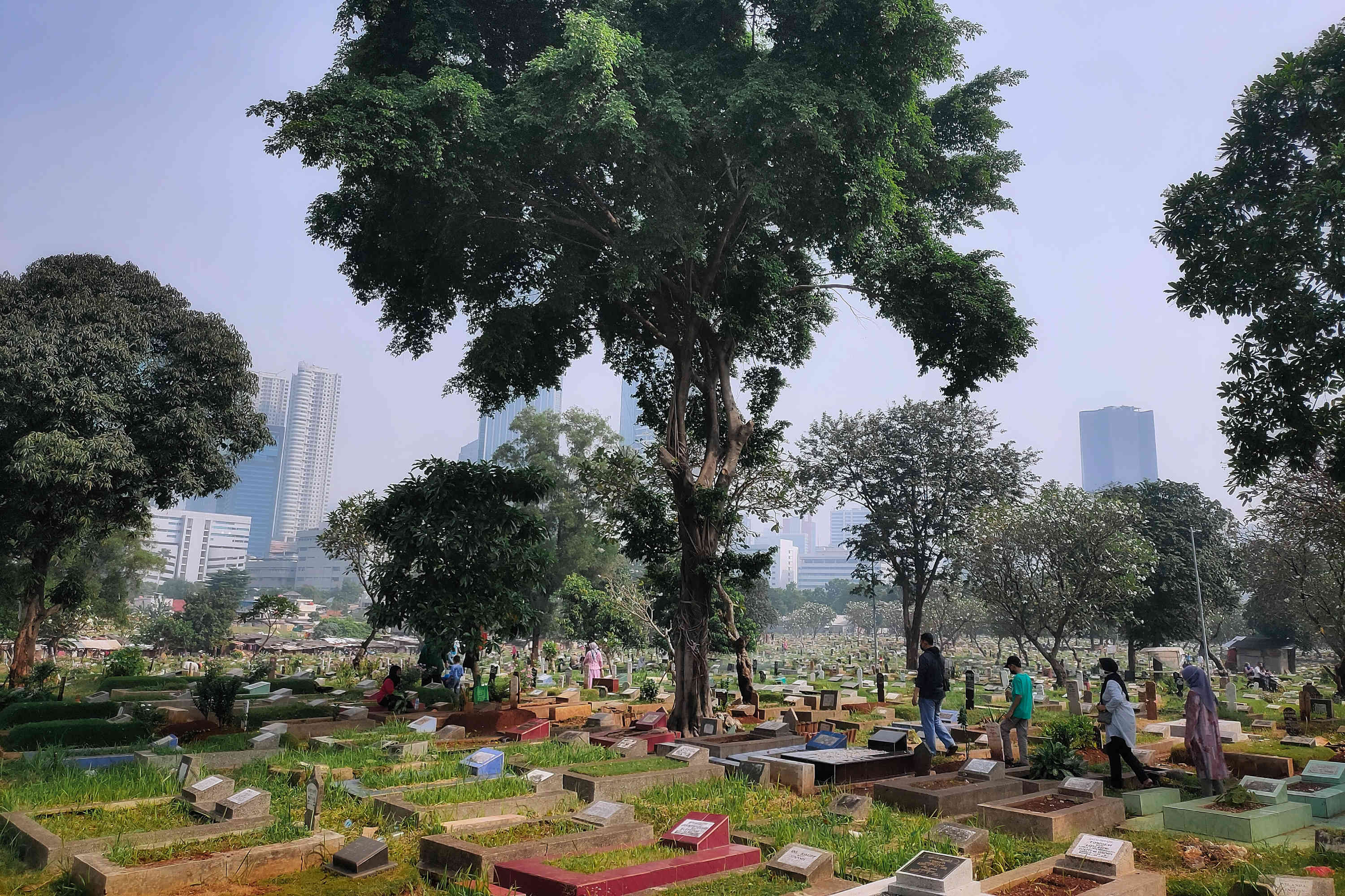 Ilustrasi. Sejumlah warga berziarah di TPU Menteng Pulo, Jakarta, Kamis (13/5/2021).