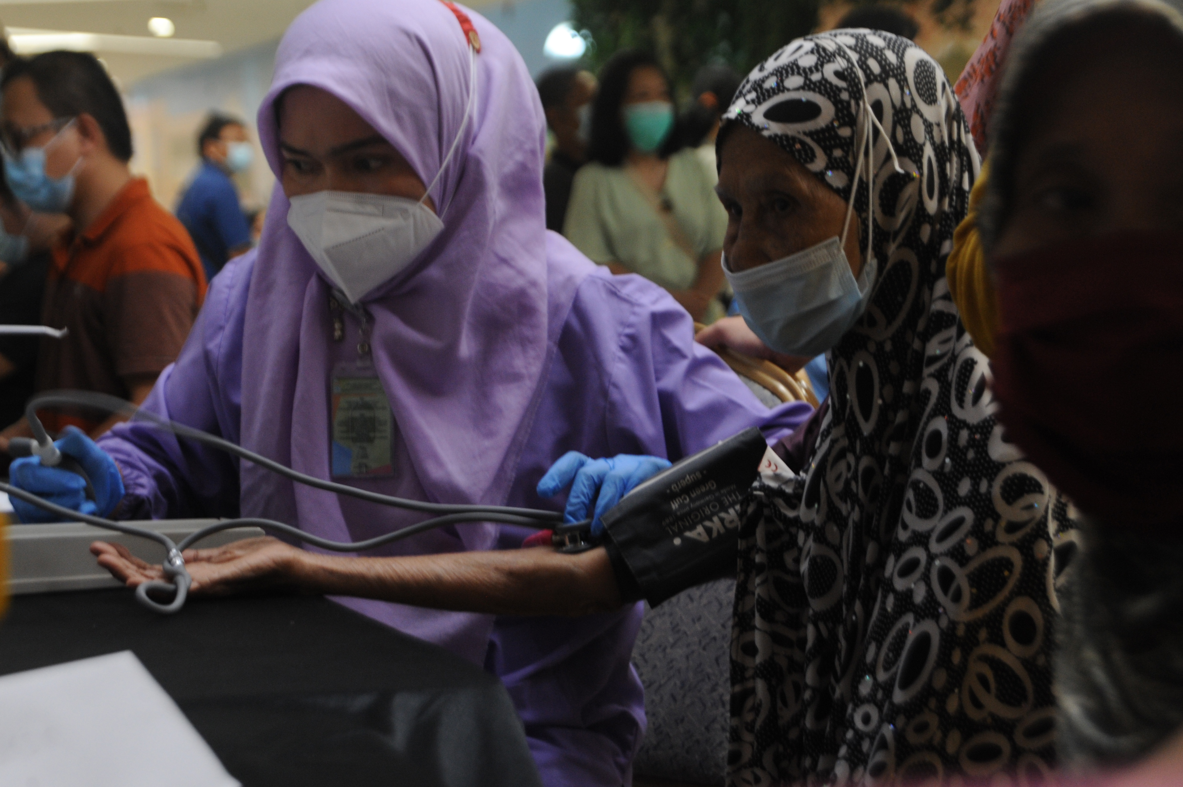 Petugas kesehatan memeriksa tekanan darah peserta lansia pada gebyar vaksin lansia di Palembang Indah Mall, Sumsel, Sabtu (29/5/2021)