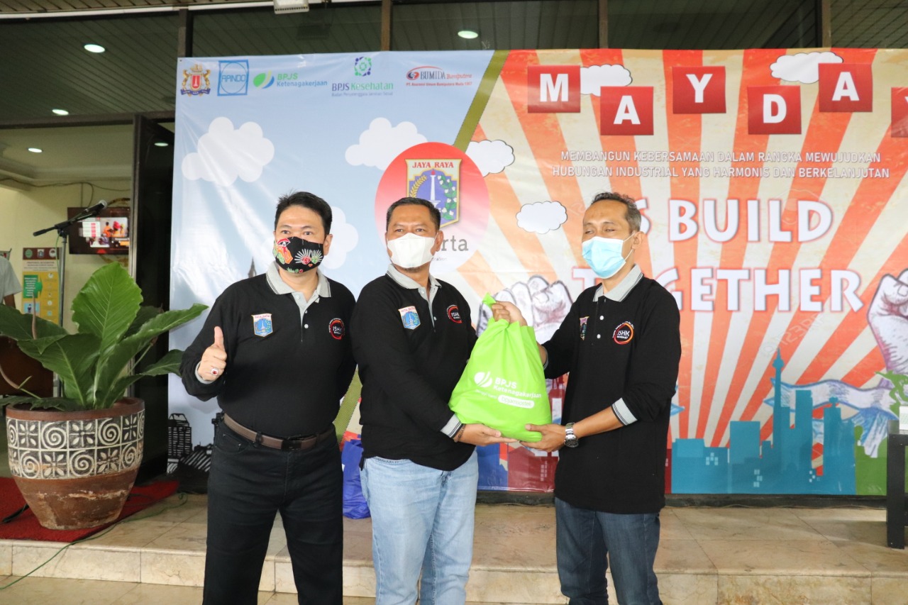 BPJAMSOSTEK Kantor Wilayah DKI Jakarta menyerahkan paket bantuan sembako di Kantor Disnakertransen DKi Jakarta, Sabtu (1/5).