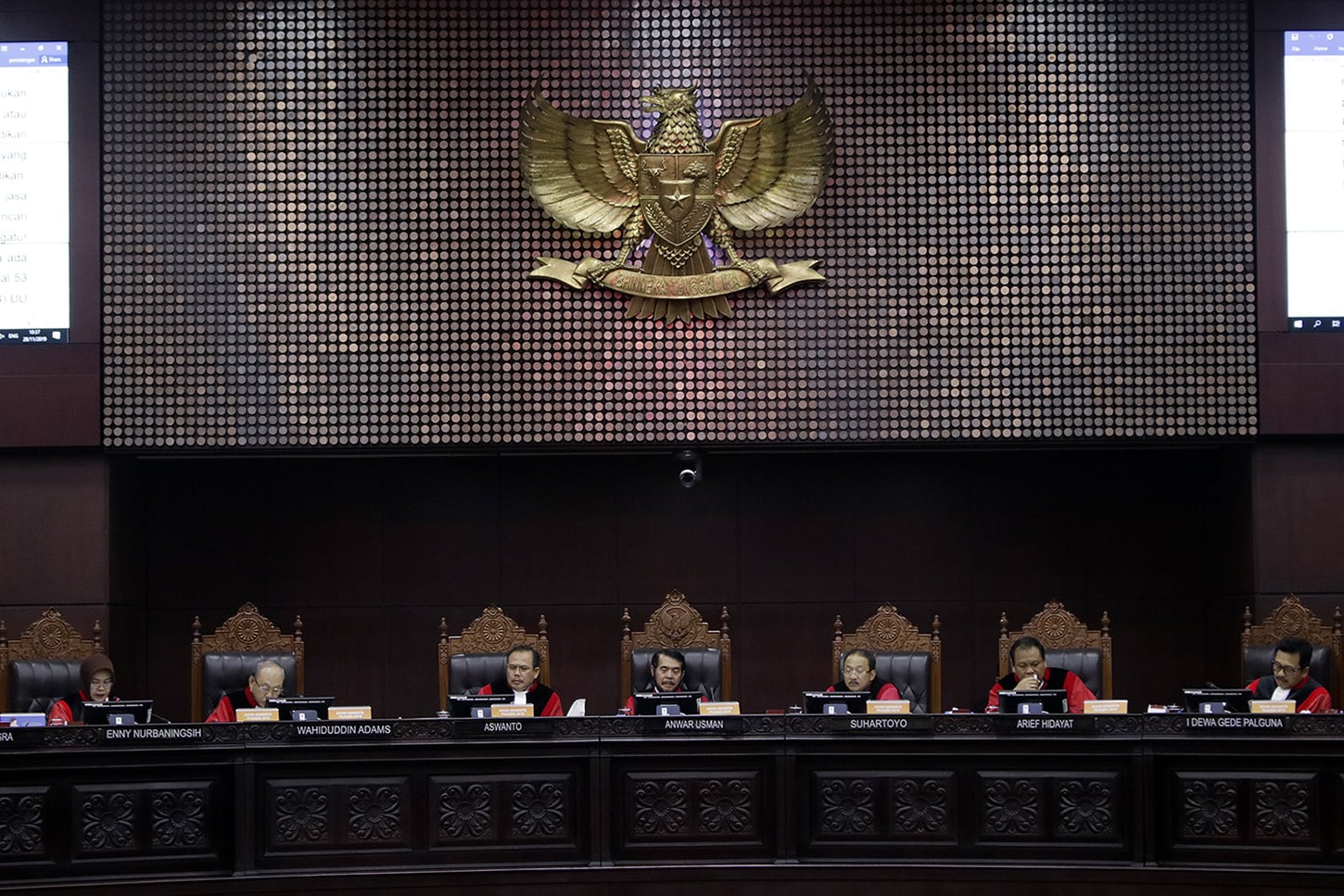 Majelis hakim konstitusi yang diketuai Anwar Usman (tengah)