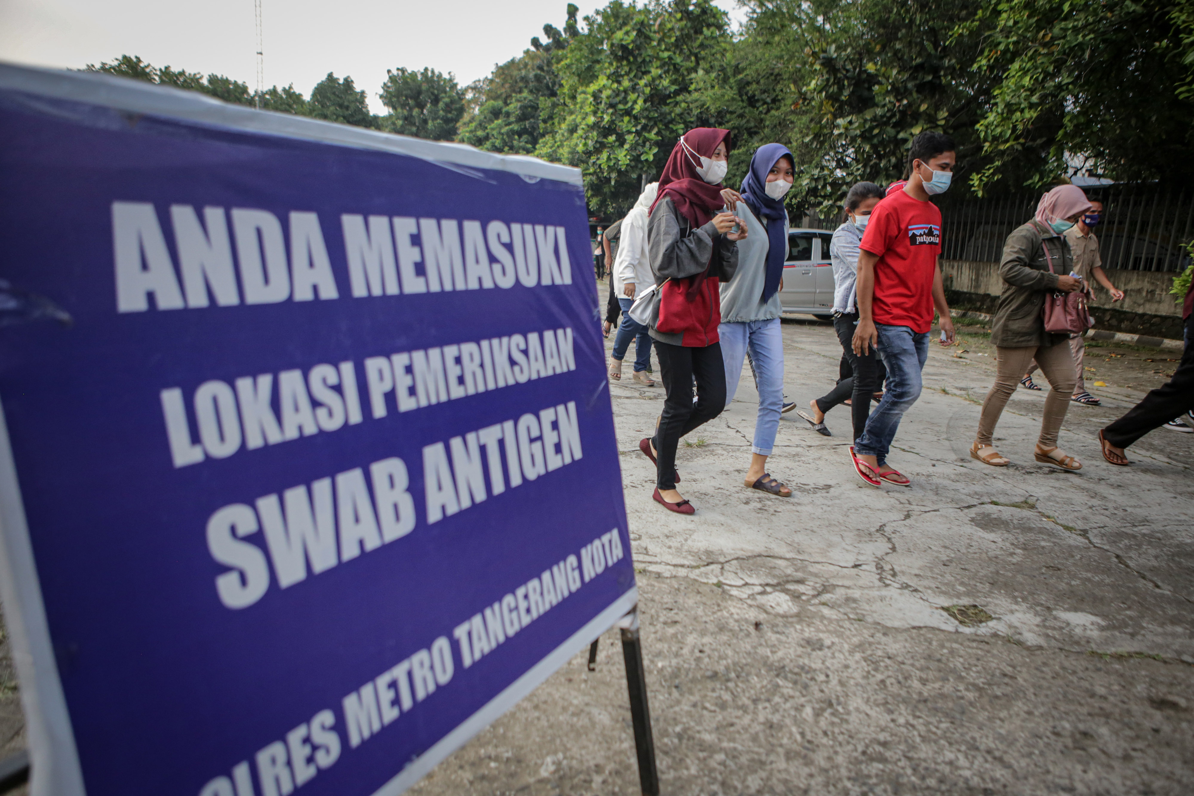 Tes cepat antigen di Pos Pemeriksaan Kebon Nanas, Kota Tangerang, Banten