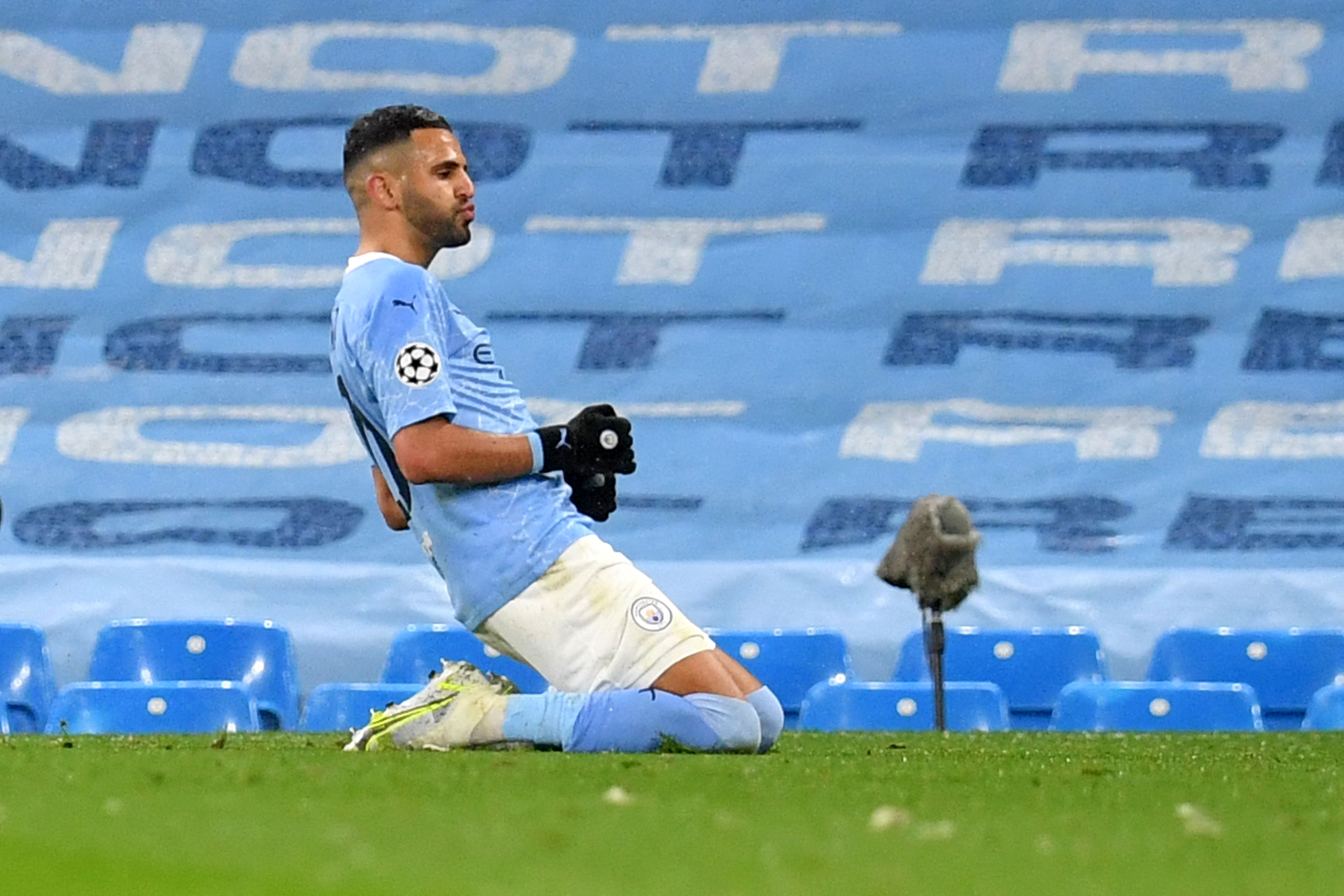 Gelandang Manchester City Riyad Mahrez melakukan selebrasi usai mencetak gol ke gawang PSG di laga leg kedua semifinal Liga Champions.