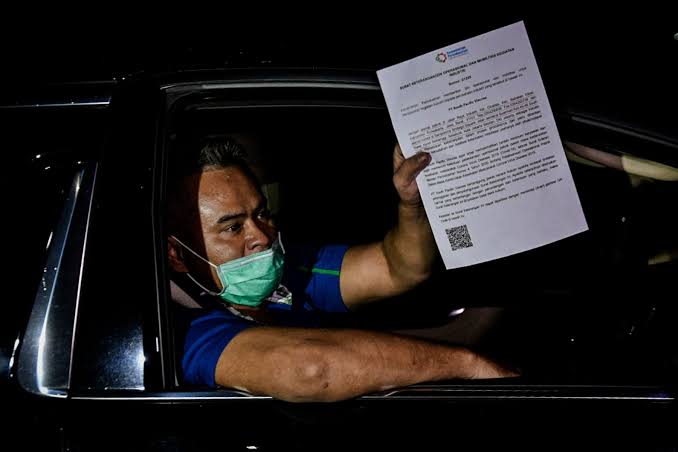 Warga menunjukkan SIKM