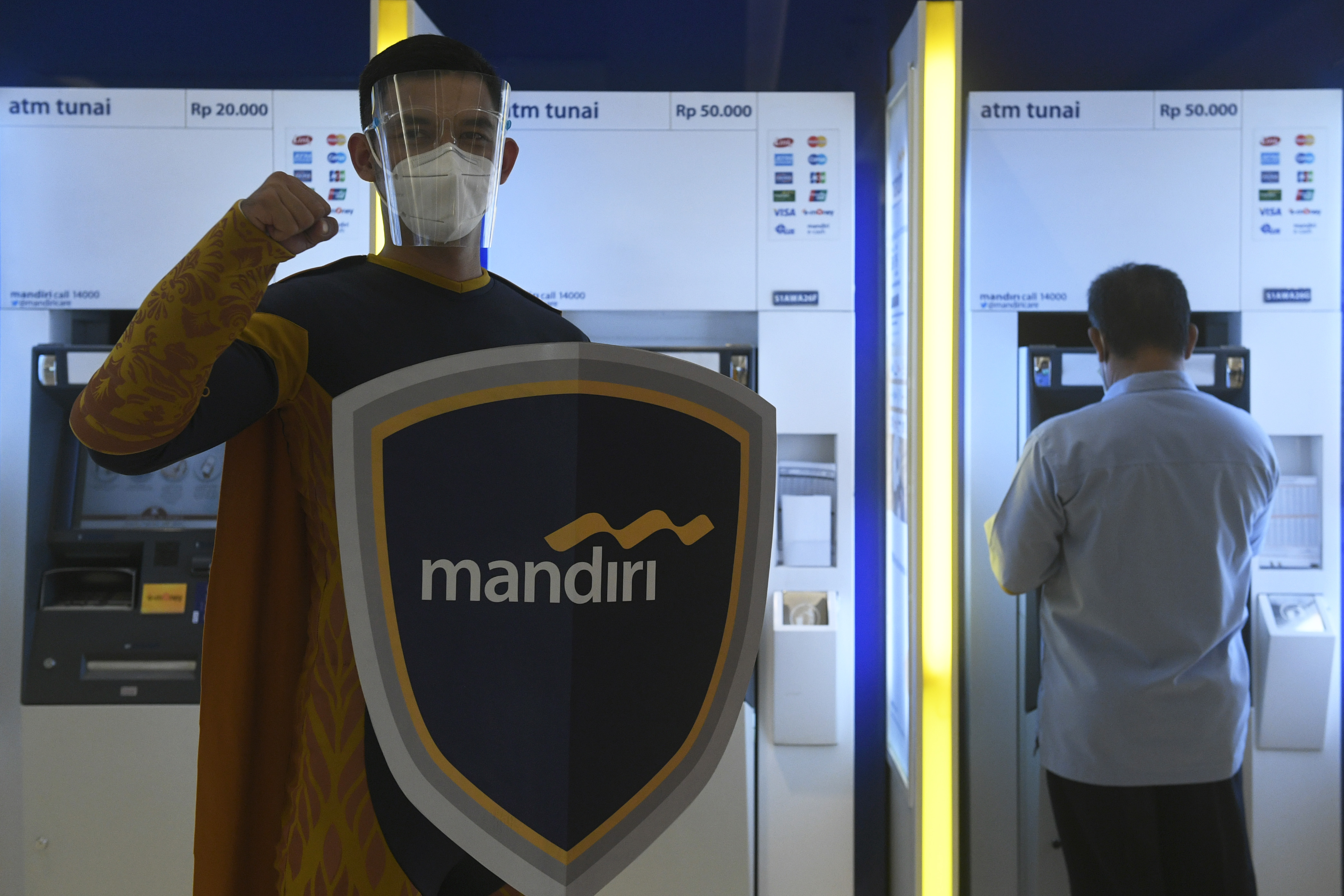Maskot Mandiri berpose di area ATM Plaza Mandiri, Jakarta.