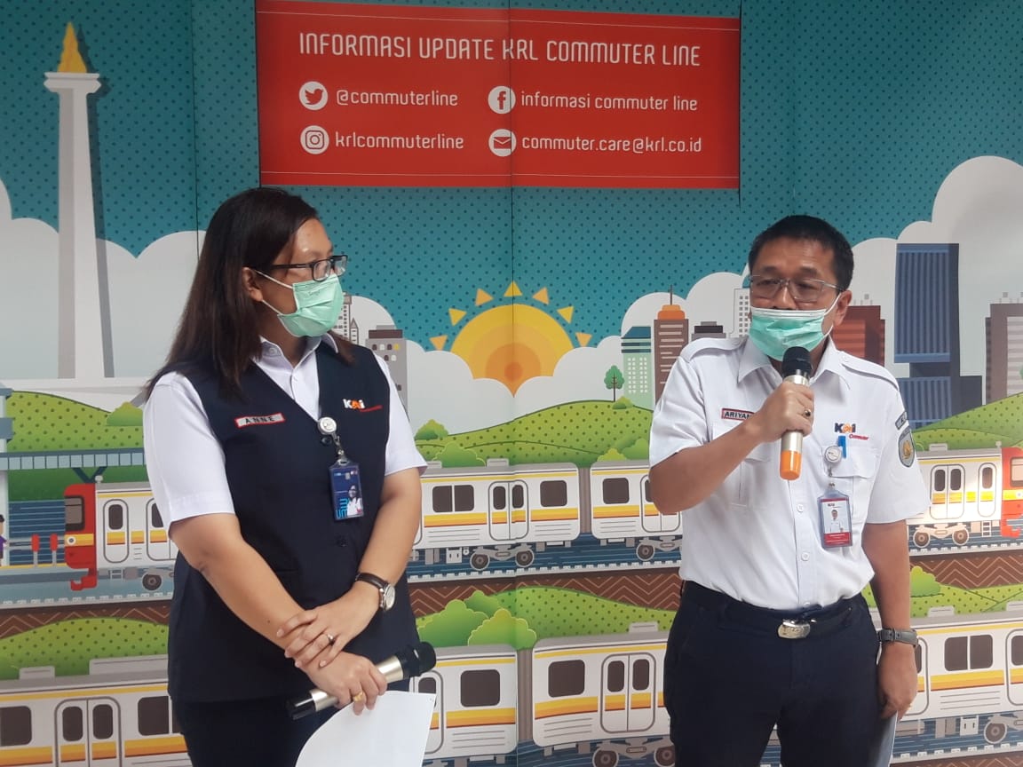 Direktur Operasi dan Pemasaran PT KCI, Wawan Ariyanto (kanan) saat memberi keterangan pers.