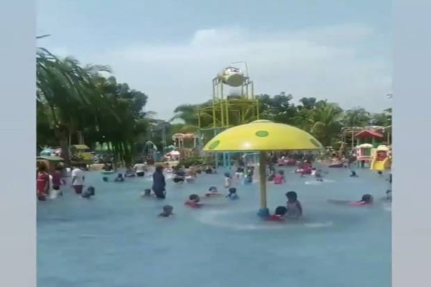 Ratusan pengunjung padati kolam renang di Depok di hari keempat Lebaran.