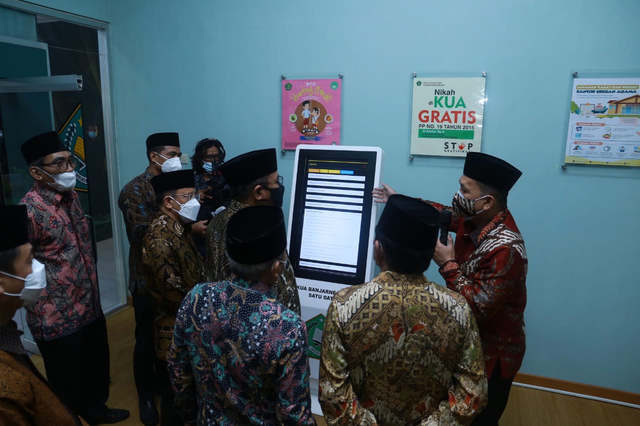 Menteri Agama Yaqut Cholil Qoumas saat melakukan Pencanangan Revitalisasi KUA di KUA Banjarnegara, Jawa Tengah, Sabtu (29/5) malam.