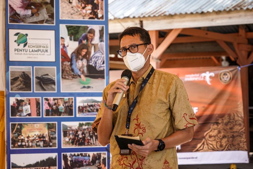 Menparekraf Sandiaga Uno saat berkunjung ke Pantai Lampuuk, Aceh.