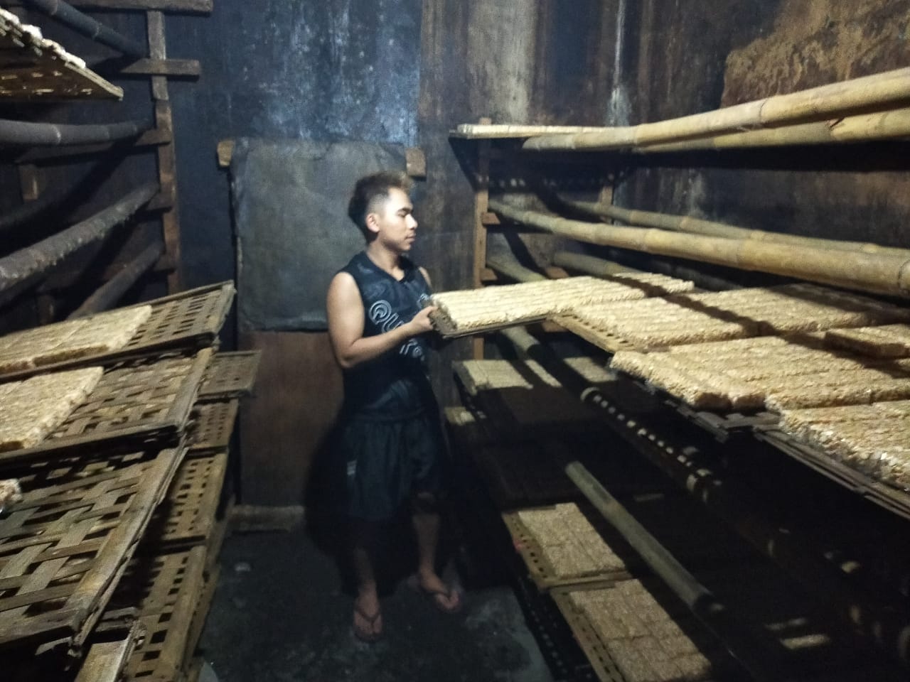 Pengrajin tempe di Tasikmalaya, Jawa Barat.