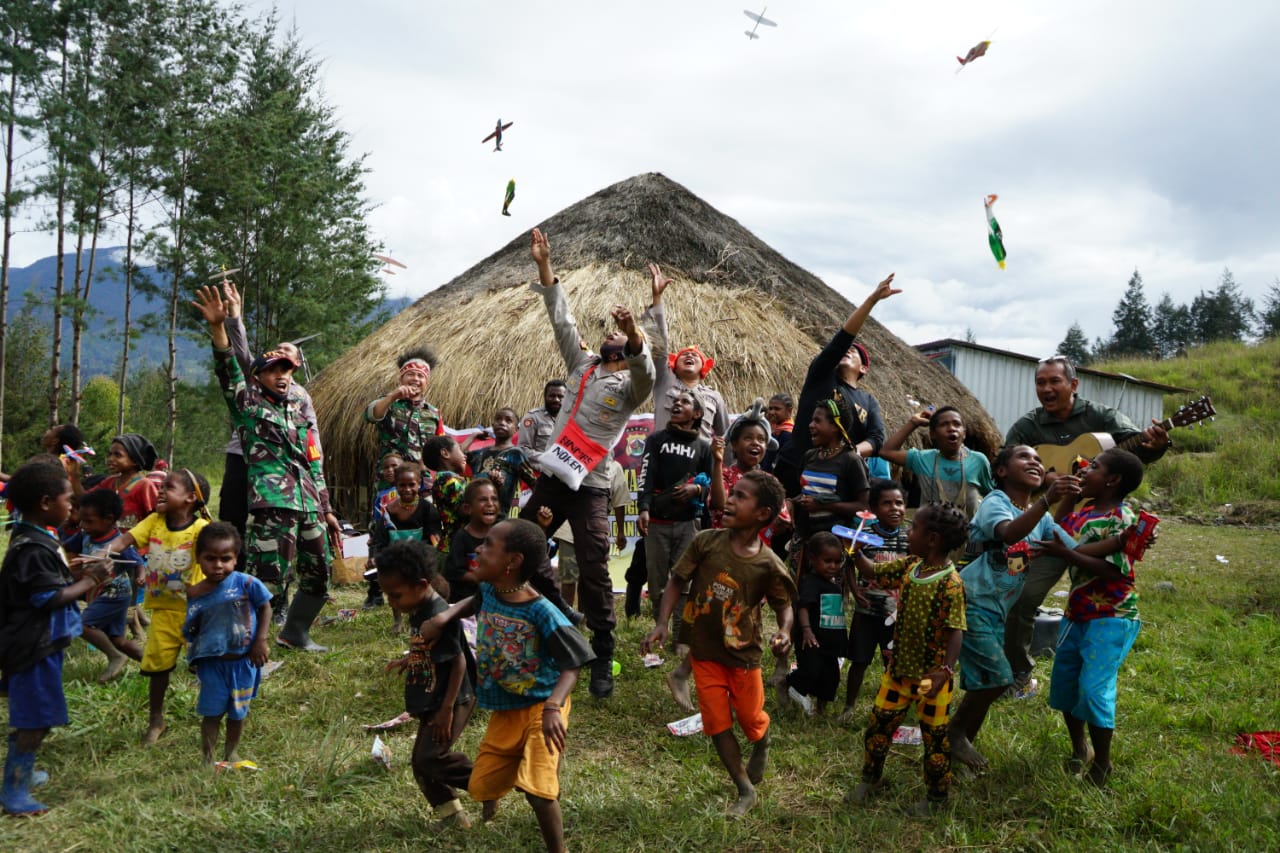 Bocah-bocah Papua bergembira bersama.