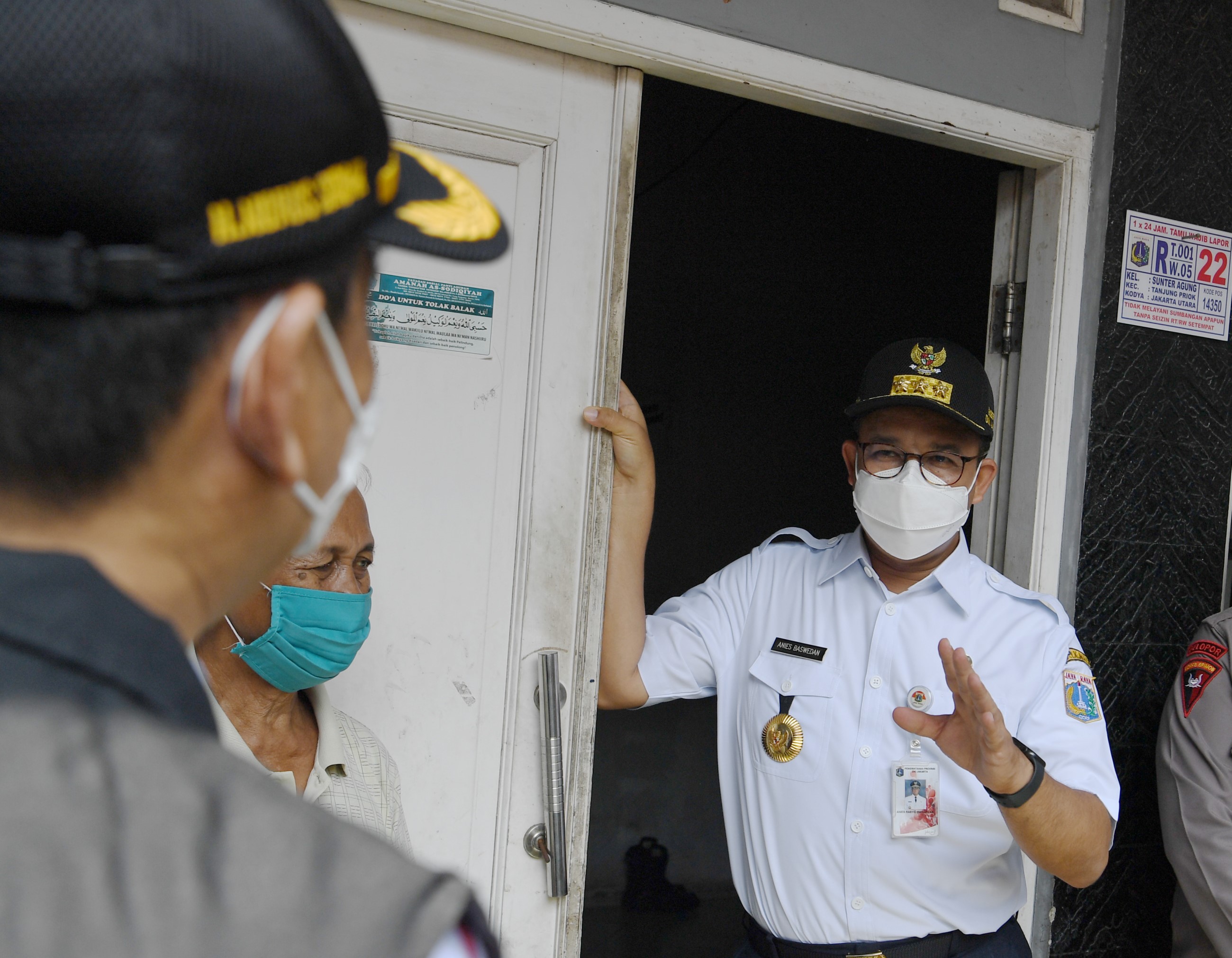 Gubernur DKI Anies Baswedan saat meninjau rumah warga yang baru mudik.
