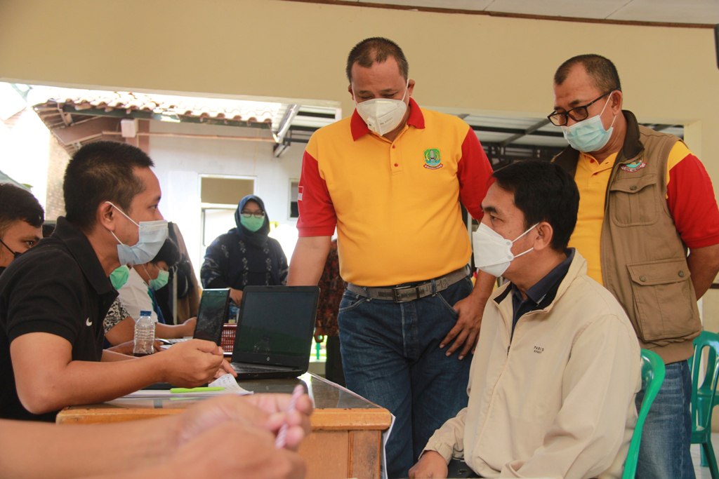 Wakil Wali Kota Bekasi Tri Adhianto didampingi Kepala Dinas Pendidikan meninjau pelaksanaan pra-pendaftaran PPDB