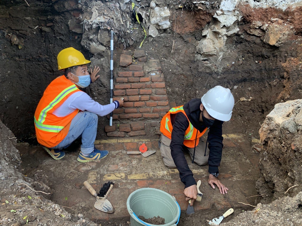 Tim Arkeologi UI menunjukkan situs bersejarah Kastel Batavia di Pademangan, Jakarta Utara.