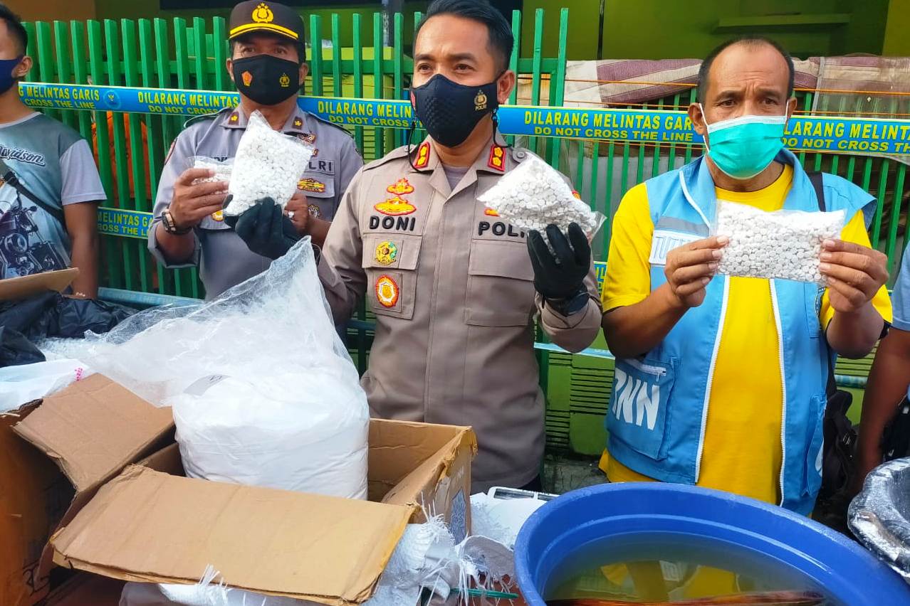 Kapolres Tasikmalaya Kota, AKBP Doni Hermawan didampingi BNKTasikmalaya, Tuteng Budiman dan barang bukti berupa 700 ribu butir pil YY, LL. 