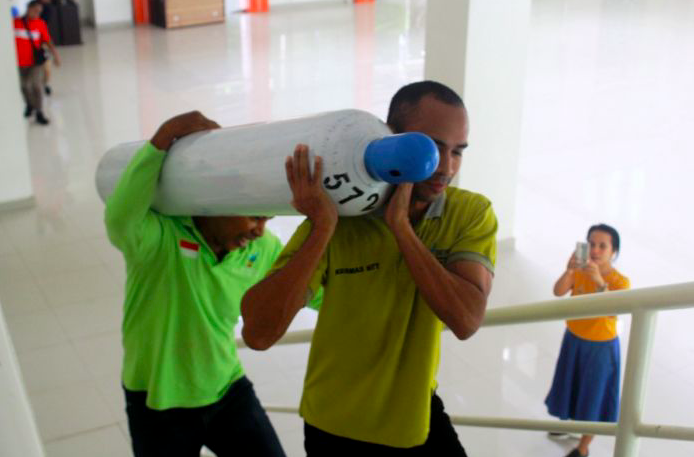 Petugas memindahkan tabung oksigen ke lantai dua Rumah Sakit Fakultas Kedokteran, Universitas Nusa Cendana Kupang, Nusa Tenggara Timur (NTT)