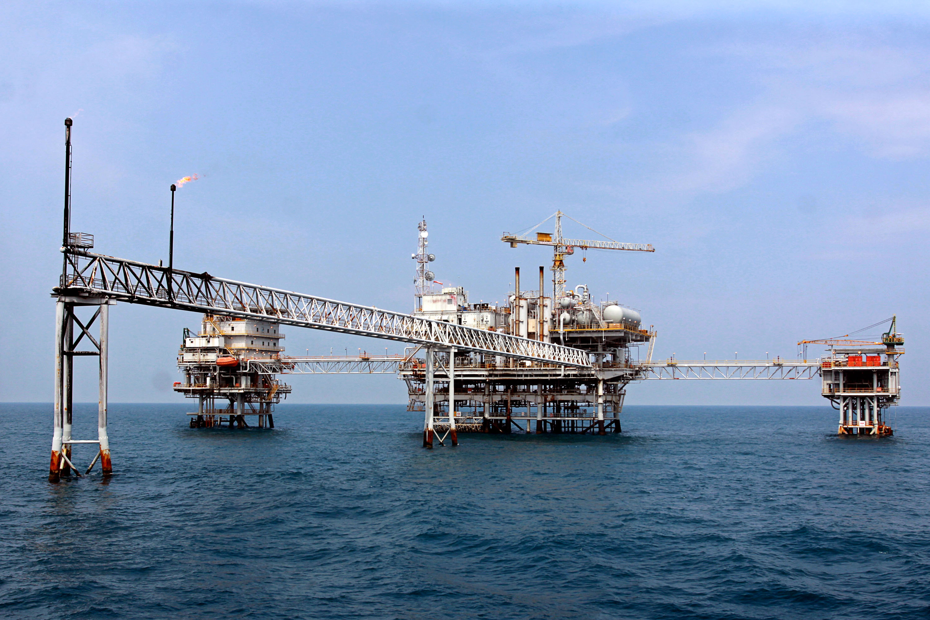 Ilustrasi anjungan produksi migas lepas pantai yang dimiliki Pertamina.