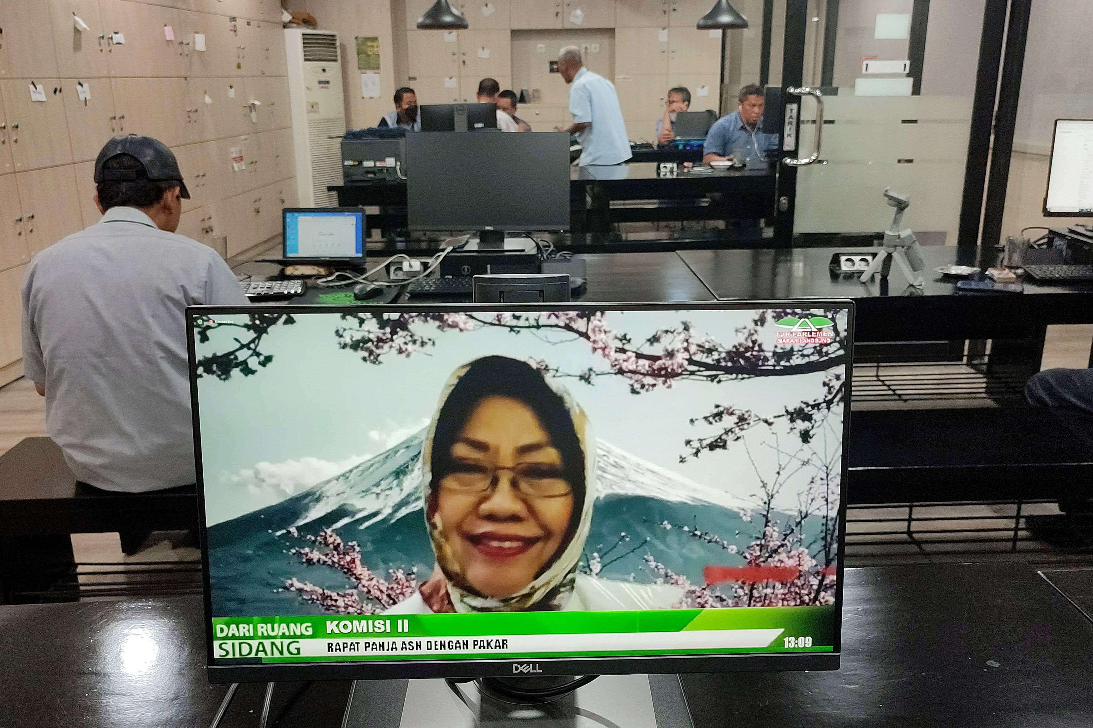 Peneliti Senior Lembaga ilmu Pengetahuan Indonesia (LIPI) Siti Zuhro menyampaikan pandangannya dalam (RDPU) dengan komisi II