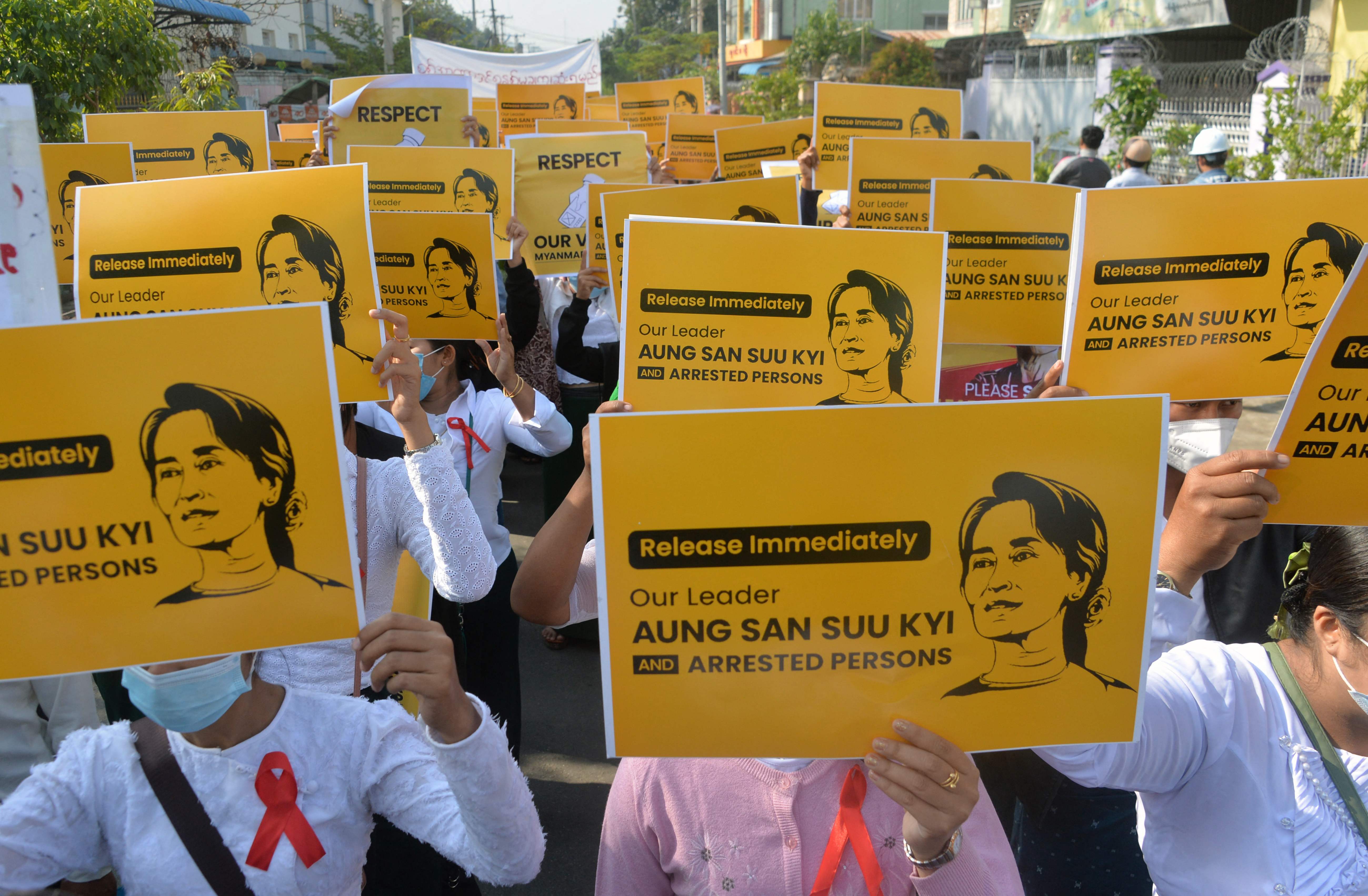 Para guru dengan mengusung poster bergambar Aung San Suu Kyi berunjuk rasa menentang kudeta militer di Naypyidaw, Myanmar.   