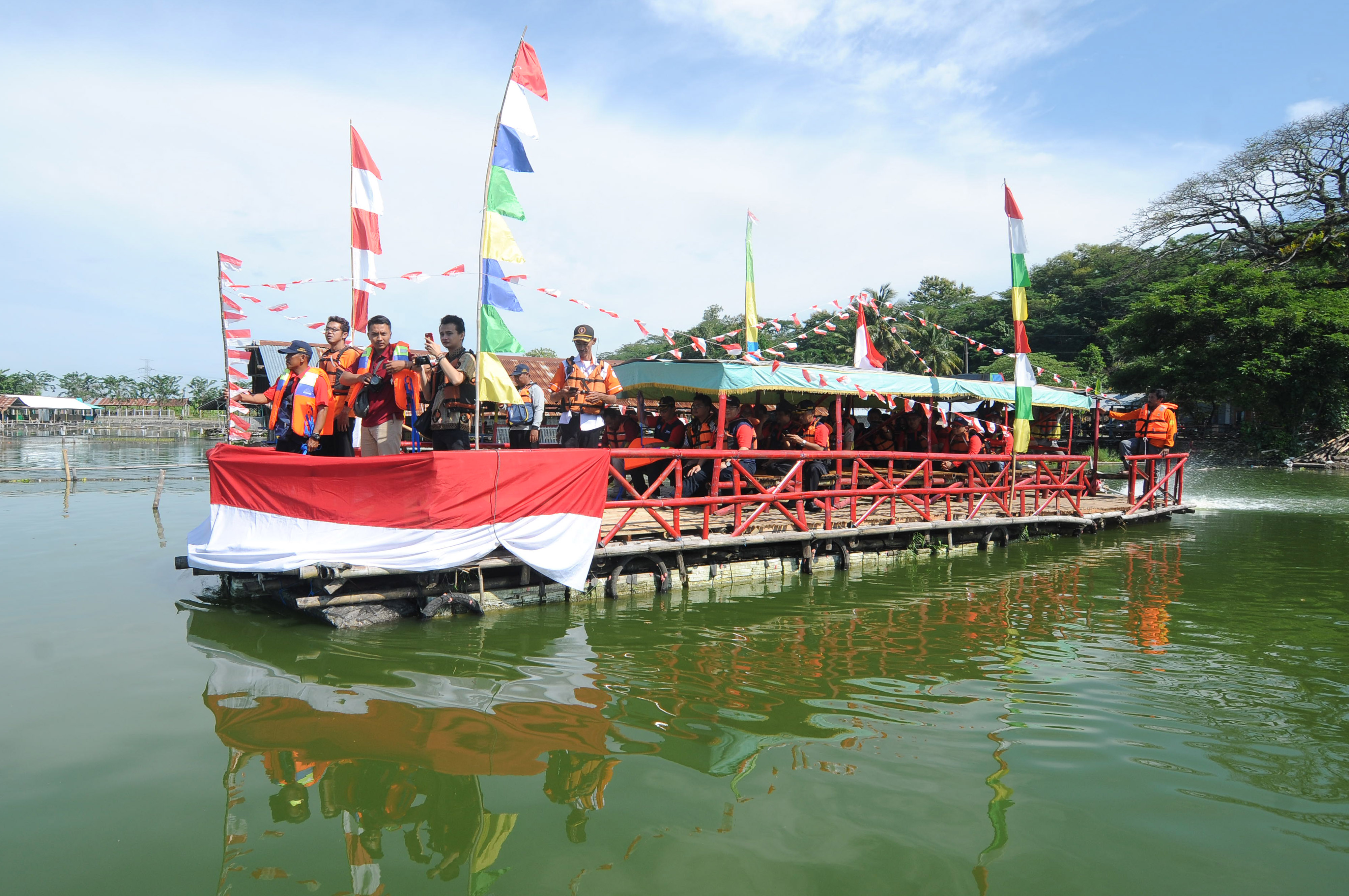 Pengunjung menikmati suasana pemandangan di sekitar Rowo Jombor dengan menggunakan perahu gethek di Rowo Jombor, Klaten, Jawa Tengah.