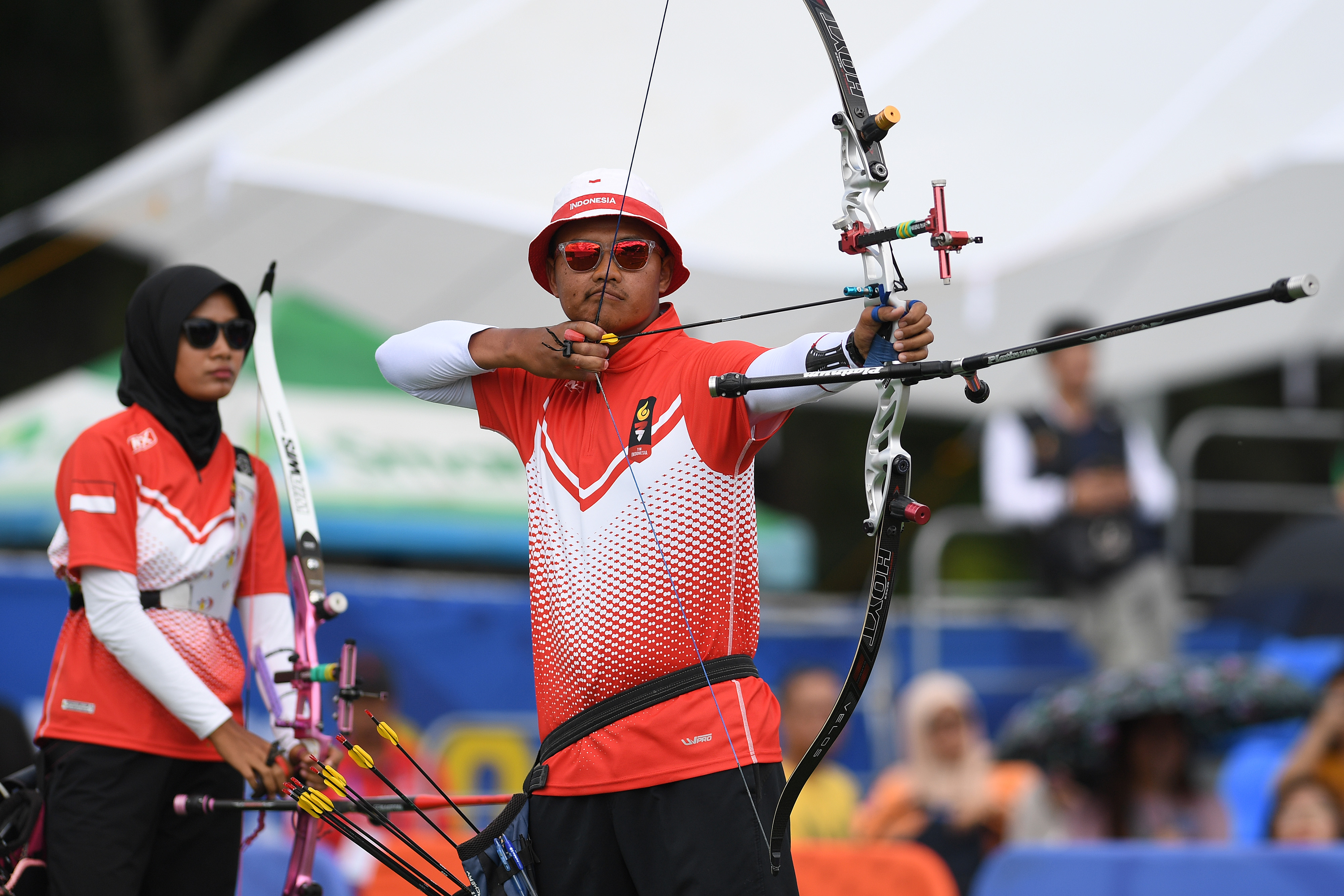 Tim beregu campuran nomor recurve Riau Ega Agatha Salsabila (kanan) dan Choirunisa Diananda.