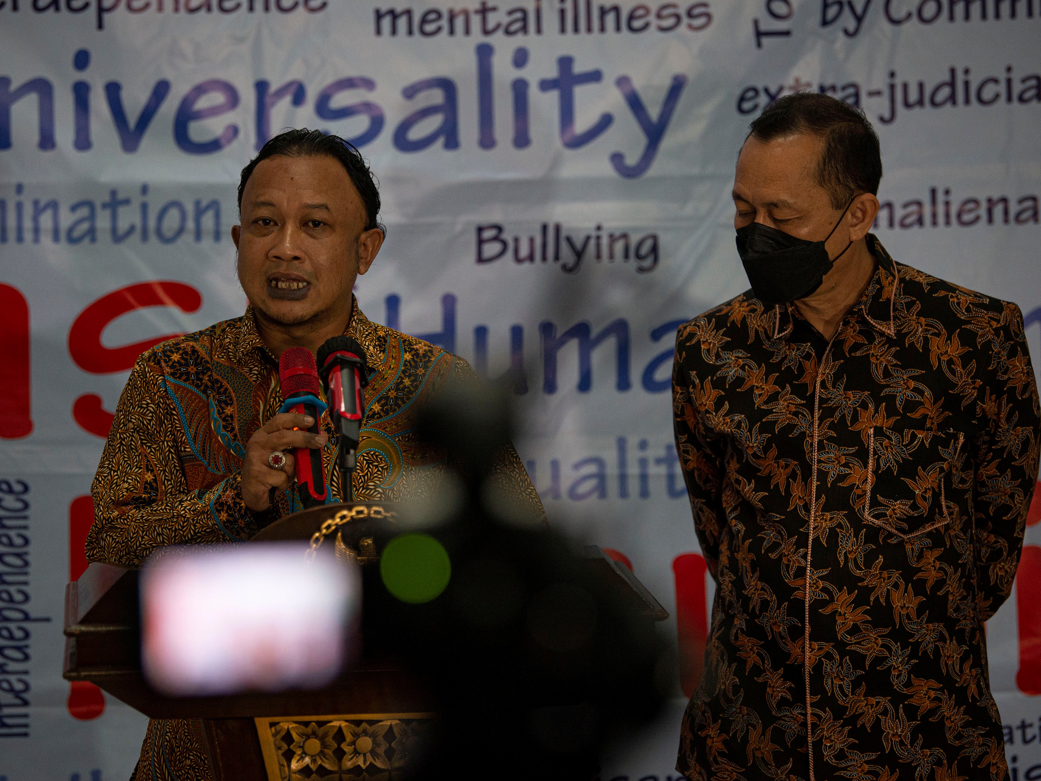Ketua Komnas HAM Ahmad Taufan Damanik (kanan) dan Komisioner Pemantauan dan Penyelidikan Komnas HAM Choirul Anam.