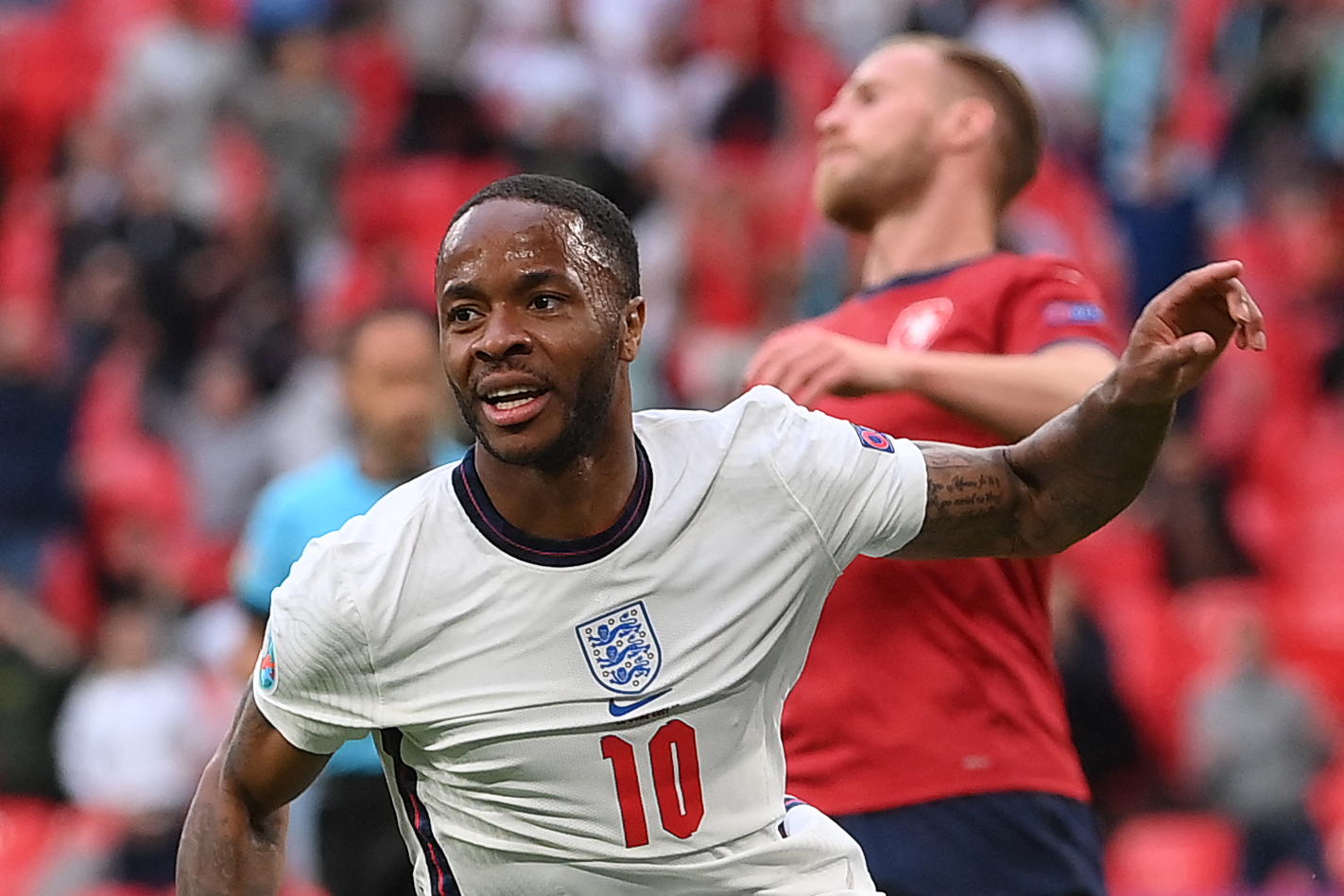 Penyerang timnas Inggris Raheem Sterling melakukan selebrasi usai mencetak gol ke gawang Rep Ceko di laga Piala Eropa.